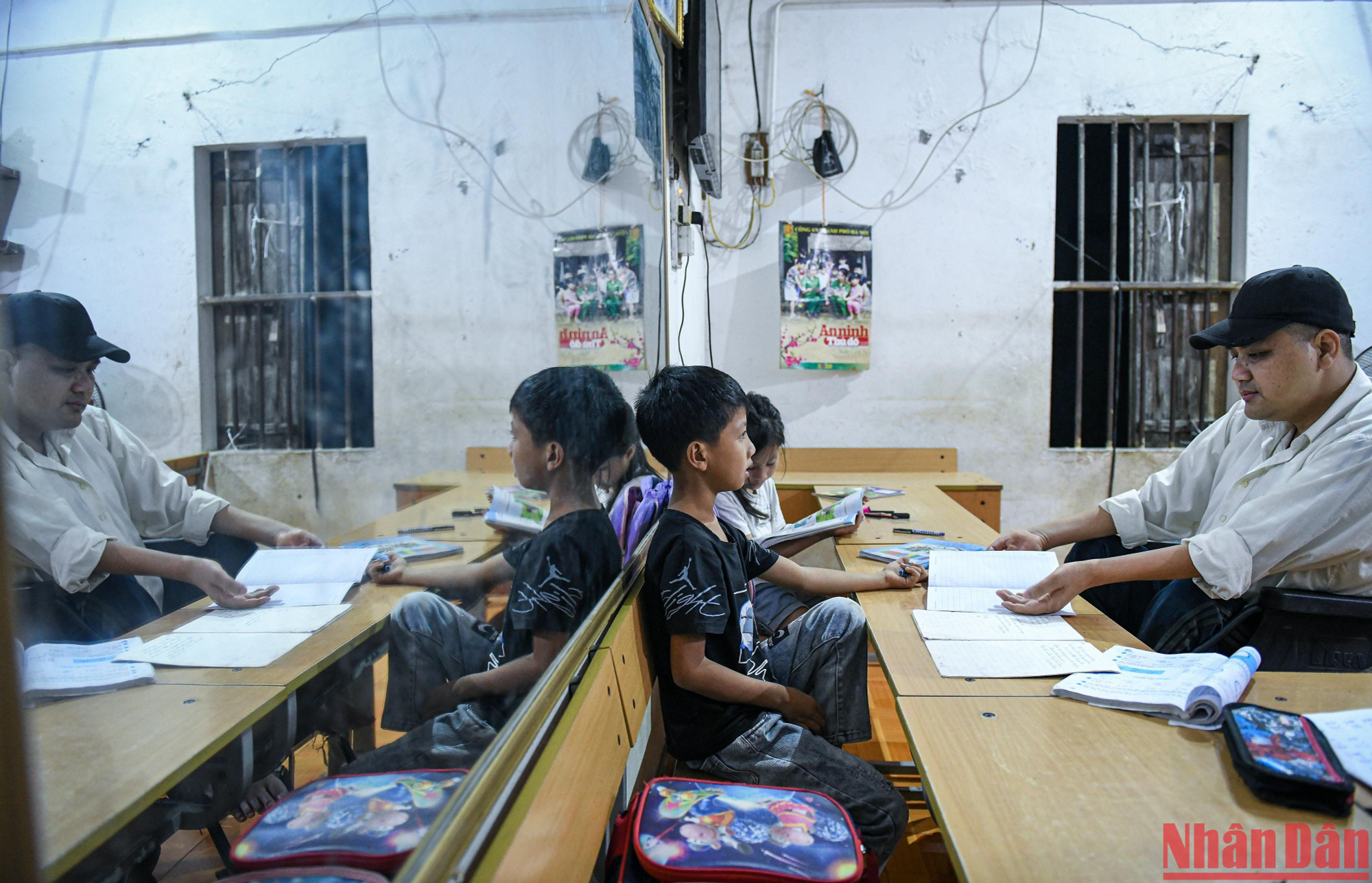 Ông Lê Văn Vũ (59 tuổi), người thôn Nhân Lý có 2 cháu nội đang theo học ở nhà anh Trường bảo: "Thầy Trường viết chữ đẹp lắm, hai đứa cháu nhà tôi nghịch lắm nên chẳng chịu học hành gì. Từ ngày cho học ở lớp của thầy Trường, các cô giáo ở lớp khen tiến bộ hẳn. Chúng nó bé thế nhưng cũng biết nhìn tấm gương thầy Trường mà chịu khó học hành hơn đấy". (Ảnh: THÀNH ĐẠT)