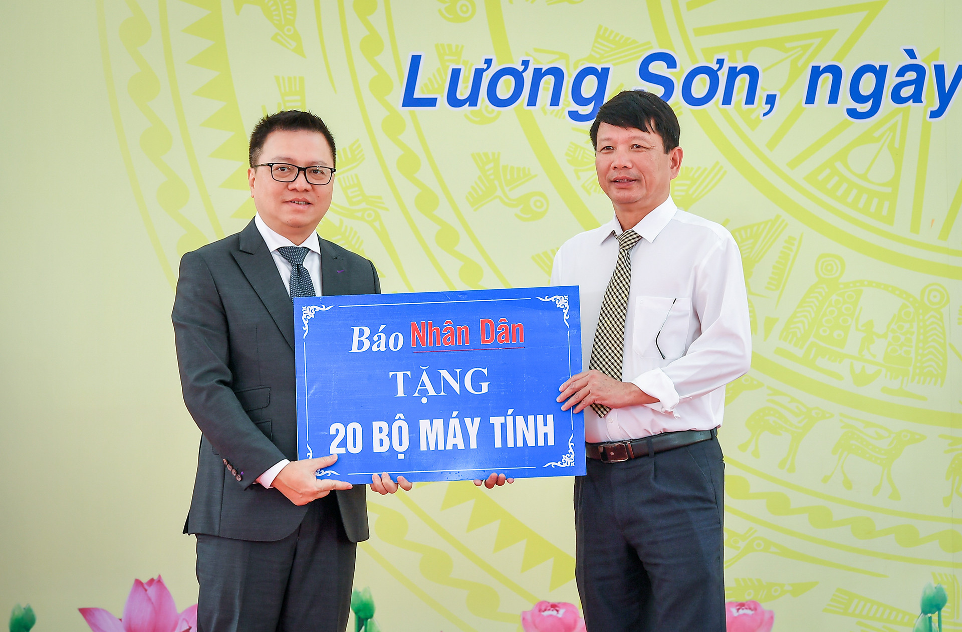 Tổng Biên Tập Báo Nhân Dân Lê Quốc Minh trao tặng 20 bộ máy tính cho các trường học trên địa bàn huyện Lương Sơn. Tổng Biên Tập Báo Nhân Dân Lê Quốc Minh trao tặng 20 bộ máy tính cho các trường học trên địa bàn huyện Lương Sơn.