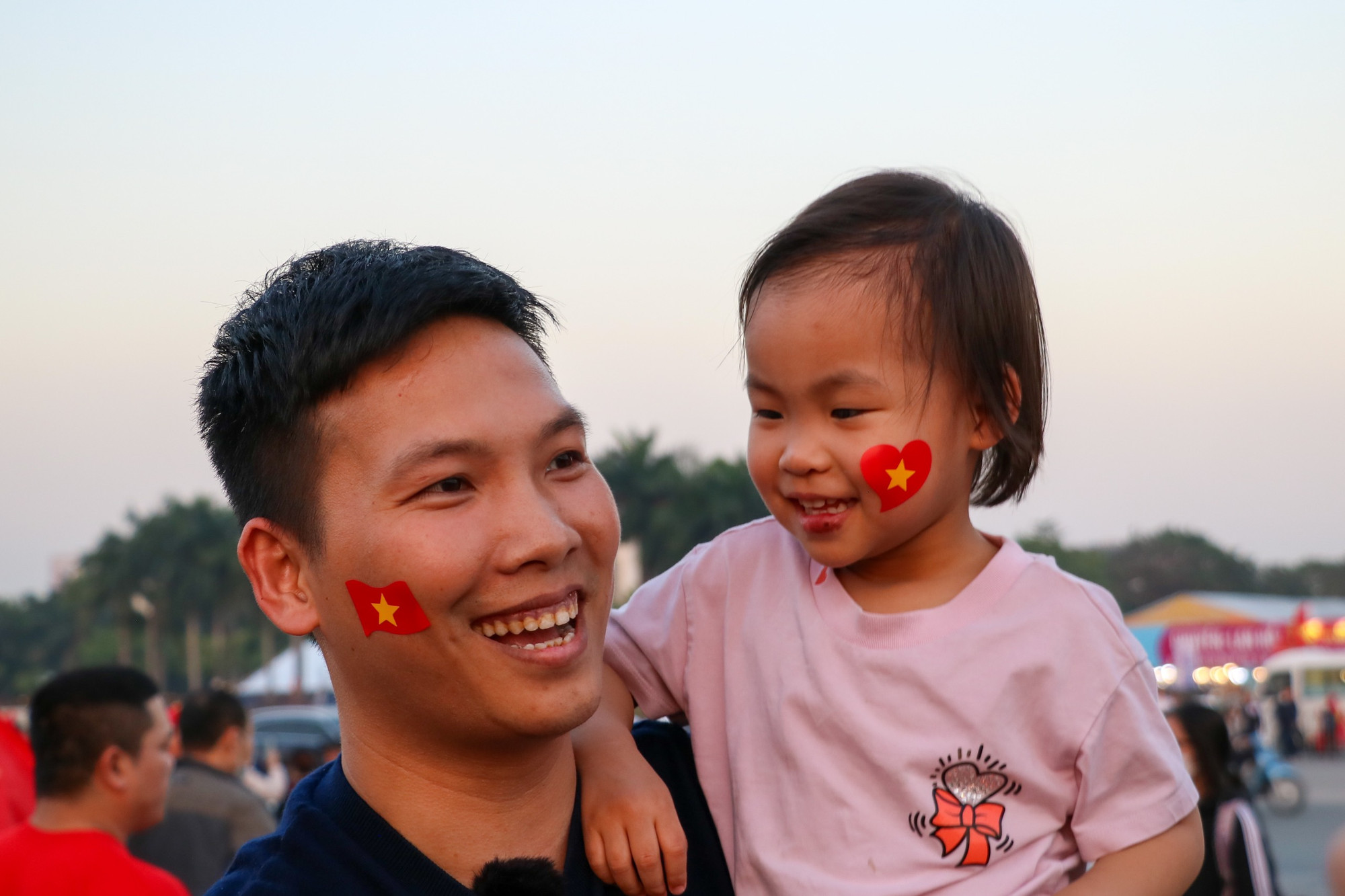 Các em nhỏ cũng theo chân bố mẹ cổ vũ cho đội tuyển.