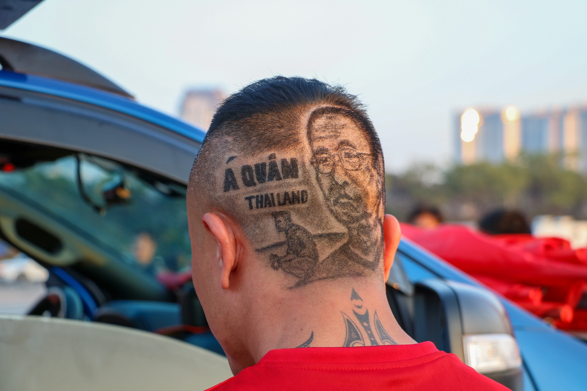 "Á quân Thái Lan",1 cổ động viên tự tin tạo hình mái tóc.