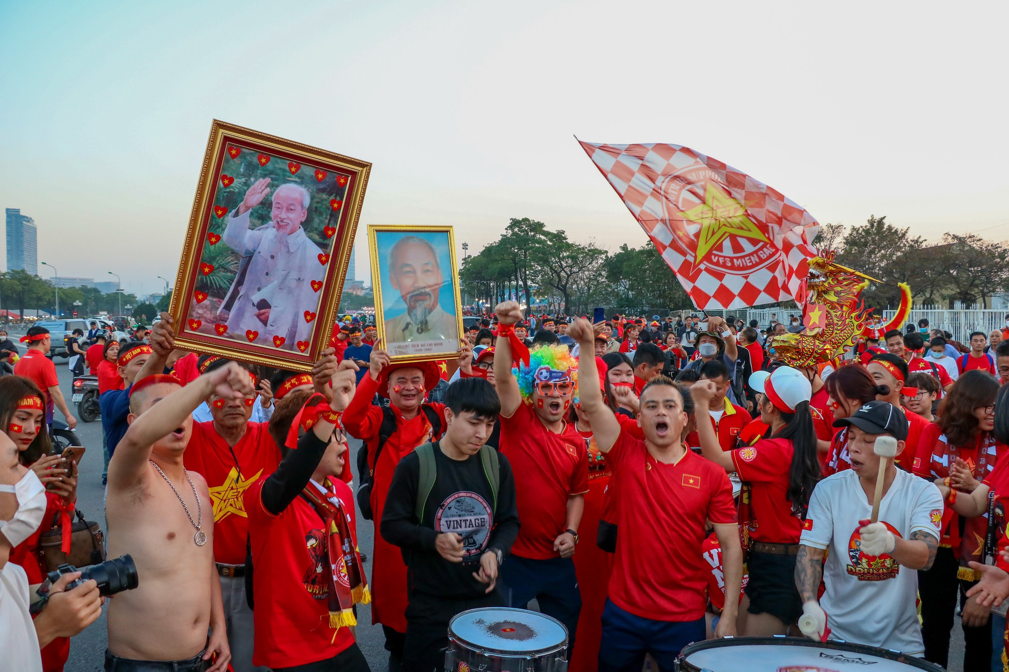 Càng sát giờ đấu không khí cổ động của người hâm mộ Việt Nam càng nóng lên.