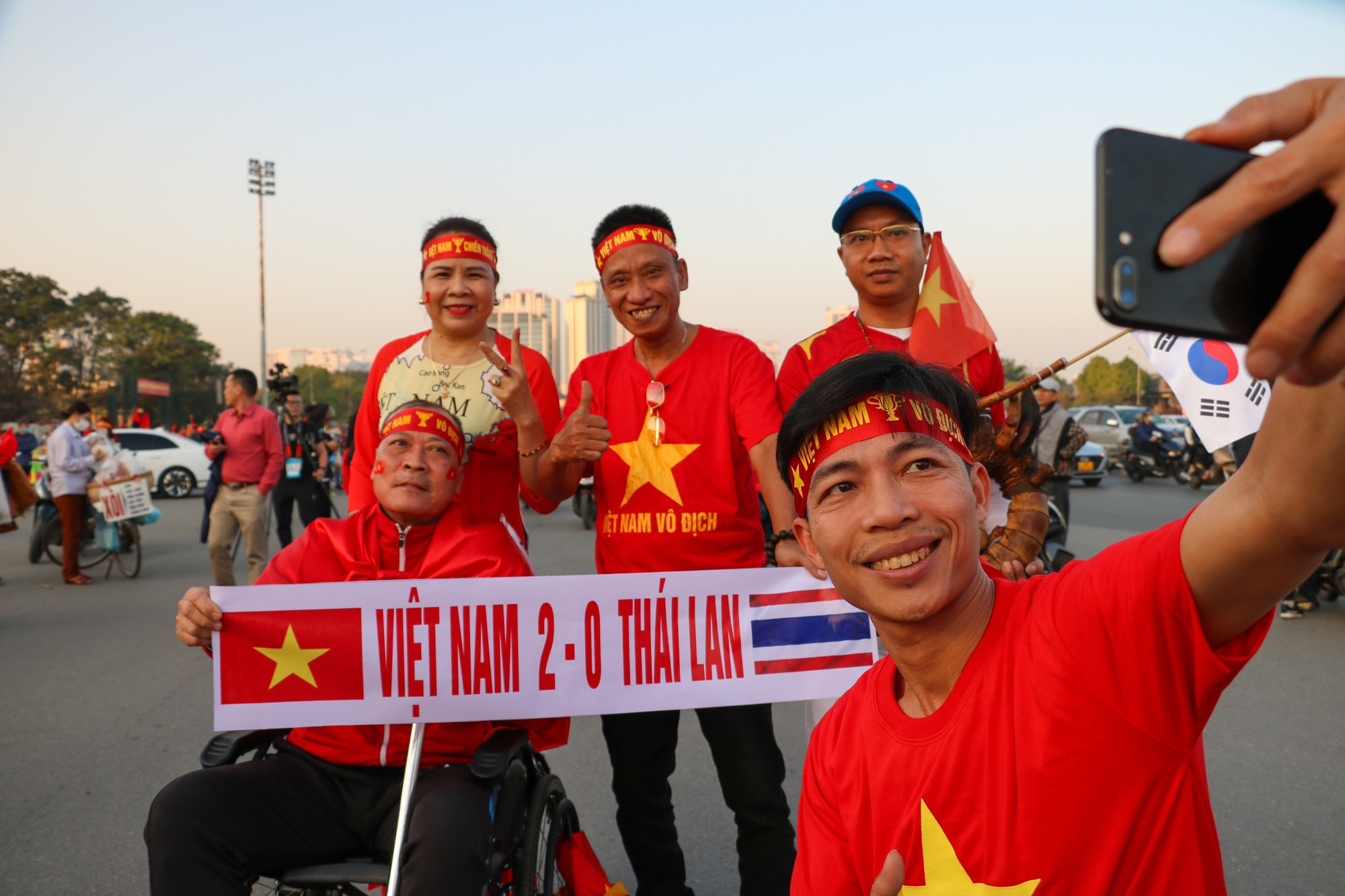 Các cổ động viên yêu mến đội tuyển mạnh dạn dự đoán chiến thắng 2-0 cho đội tuyển Việt Nam.