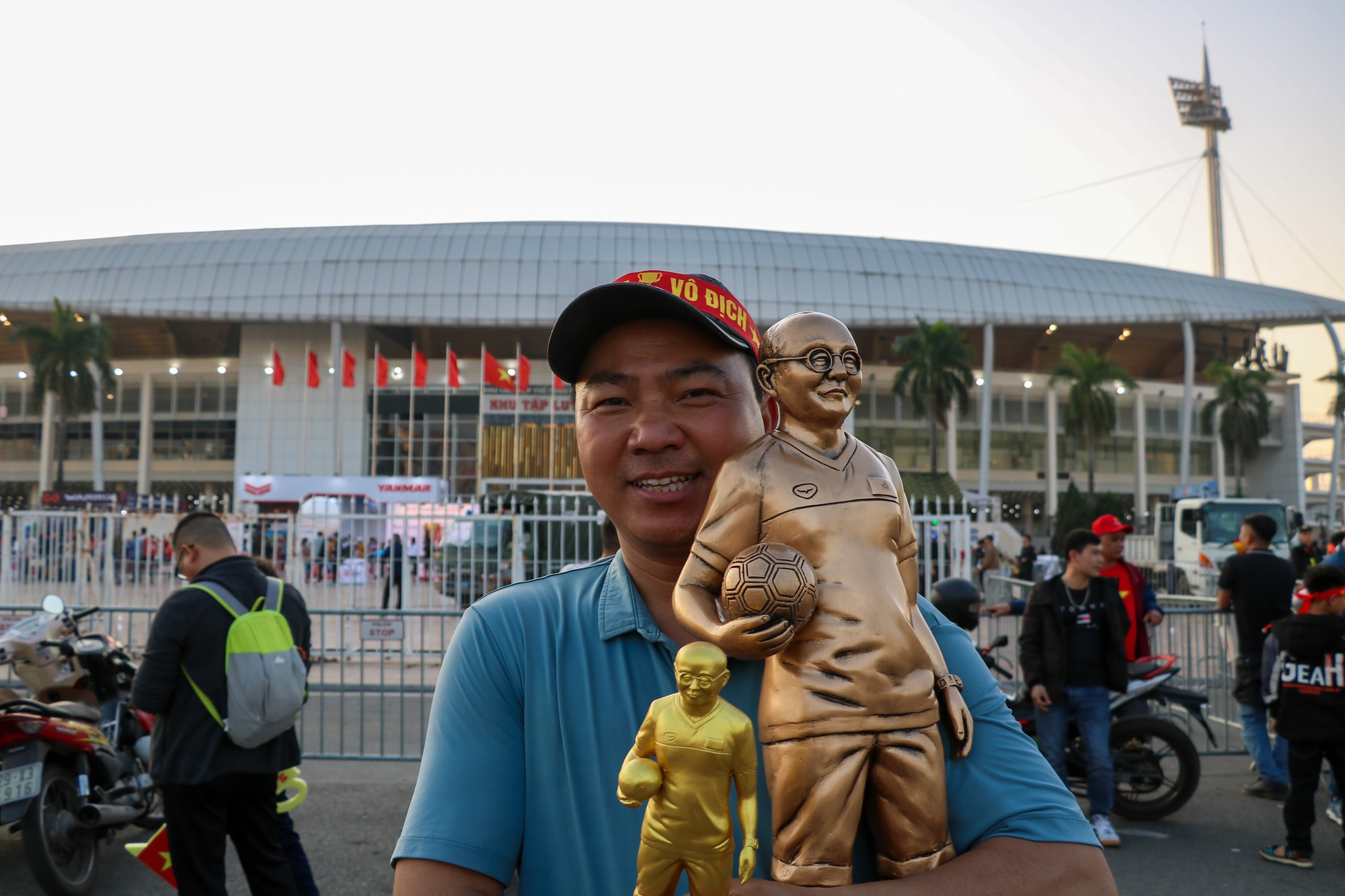 Anh Lựu (Bắc Ninh), một nghệ nhân đã tự tay làm ra chiếc tượng HLV Park Hang Seo để đem đi cổ vũ cho đội tuyển nước nhà.