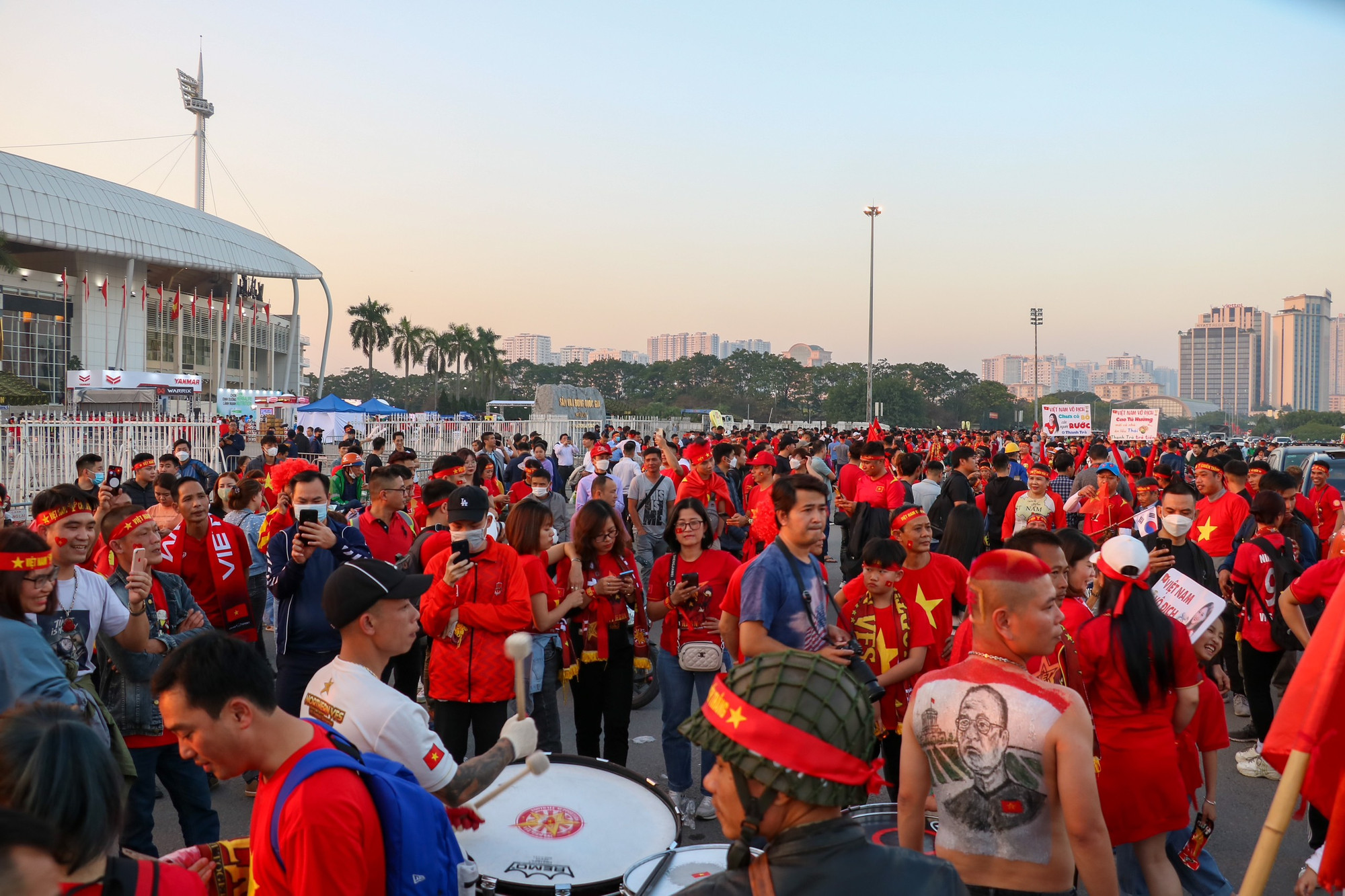 Hôm nay (13/1) vào lúc 19 giờ 30 phút tại sân vận động Quốc gia Mỹ Đình sẽ diễn ra trận chung kết lượt đi giải bóng đá AFF CUP giữa đội tuyển Việt Nam và đội tuyển Thái Lan. Người hâm mộ bóng đá đã có mặt tại trước cổng sân vận động từ rất sớm để cổ vũ cho đội tuyển nước nhà.