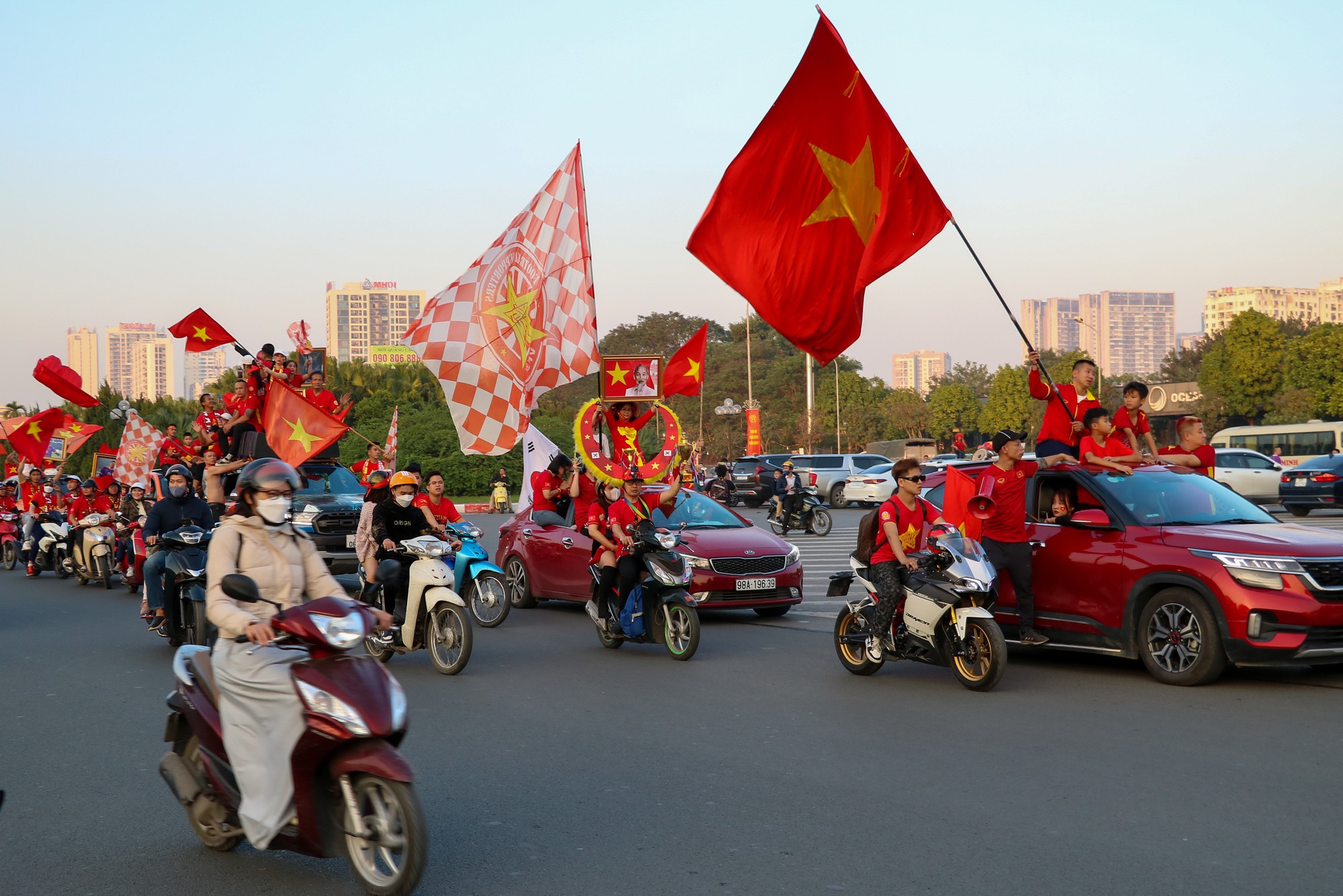 Phía ngoài đường các cổ động viên nhiệt thành đang bắt đầu diễu hành quanh sân.