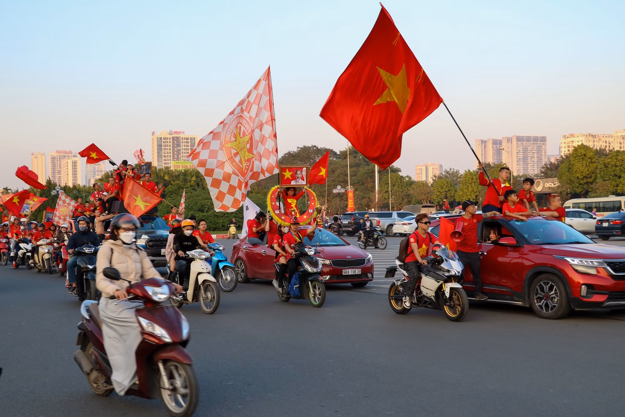 Phía ngoài đường các cổ động viên nhiệt thành đang bắt đầu diễu hành quanh sân.