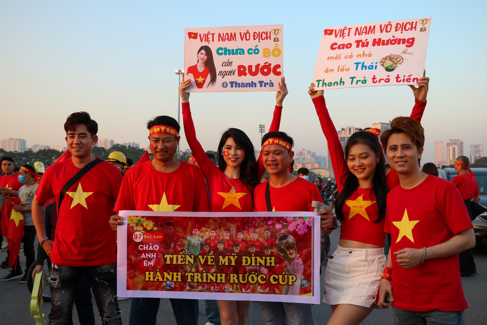 Các cổ động viên Việt Nam trước trận đấu.
