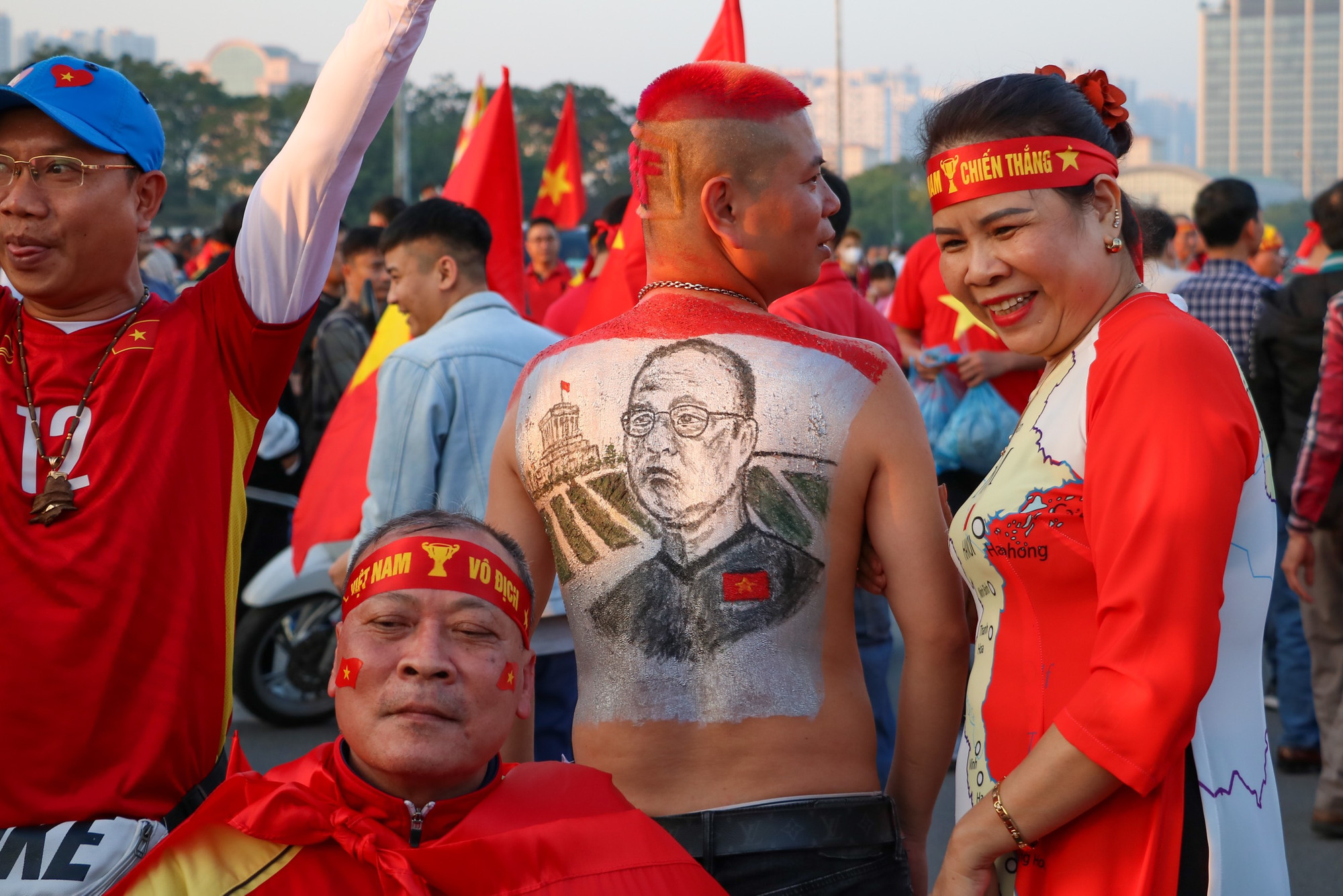 Một cổ động viên của đội tuyển Việt Nam có mái tóc “độc lạ” thể hiện niềm yêu mến đối với HLV Park Hang Seo.