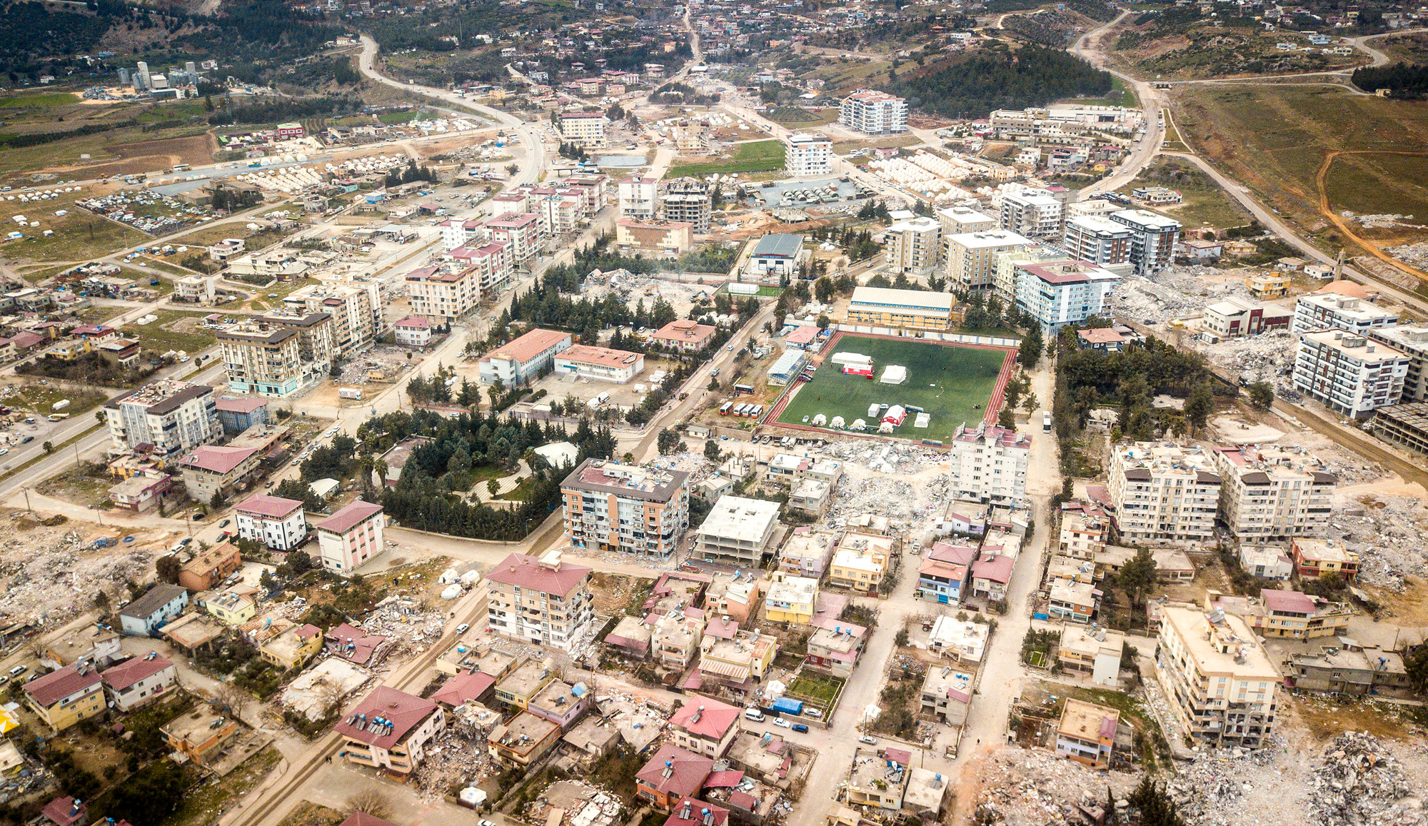 Đây là toàn cảnh thị trấn Nurdagi, tỉnh Gaziantep (Thổ Nhĩ Kỳ) sau thảm họa động đất lịch sử ngày 6/2. Nhiều khu vực gần như đã bị xóa sổ hoàn toàn. Phần lớn các tòa nhà, công trình đều gục ngã trước cơn đại địa chấn.