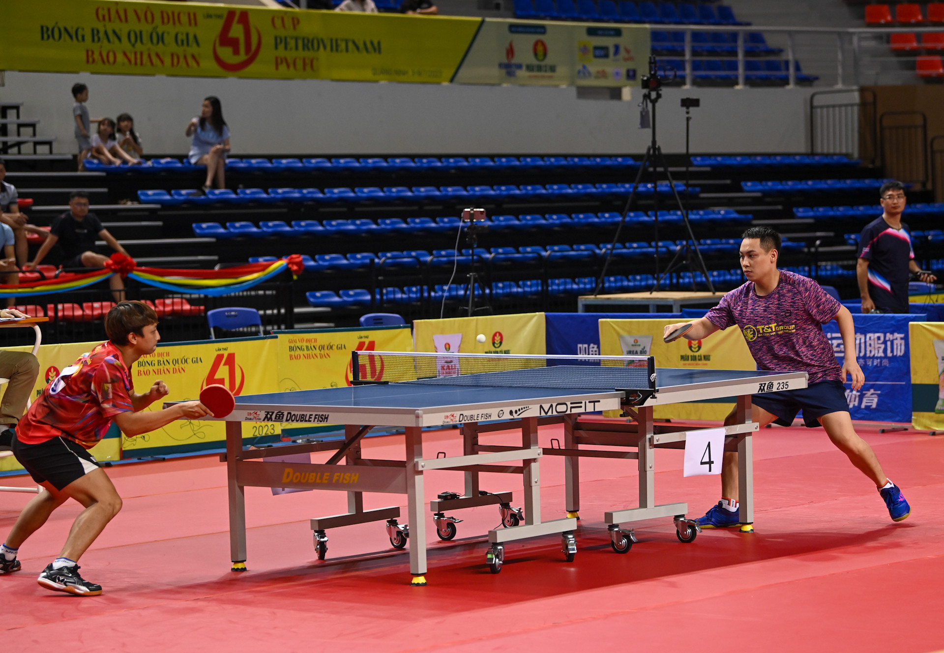 Tay vợt “đàn anh” Lê Tiến Đạt (CLB Hà Nội T&T) giành thắng lợi 1-0 trong séc đầu tiên trước Đỗ Tuấn Kiệt (Hà Nội).