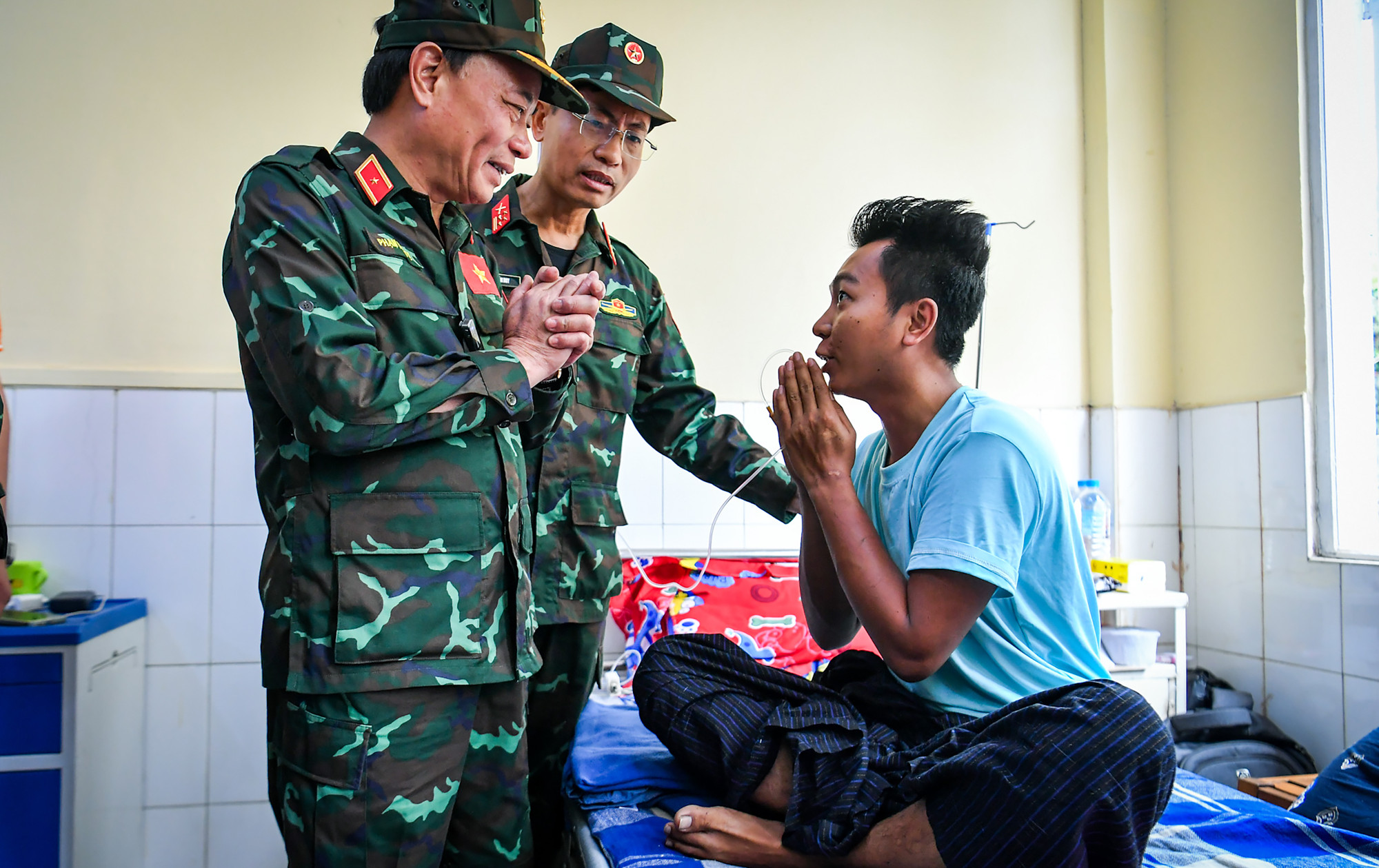 Htet Muang Muang nghẹn ngào nói: "Cá nhân tôi cám ơn bộ đội Việt Nam". Anh xúc động cảm ơn Thiếu tướng Phạm Văn Tỵ cùng đoàn công tác.