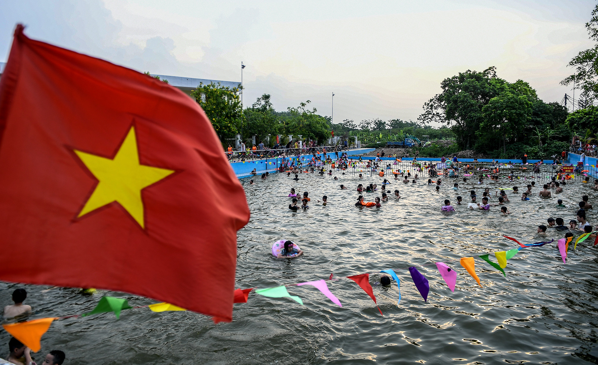 [Ảnh] Biến ao làng thành bể bơi miễn phí cho trẻ