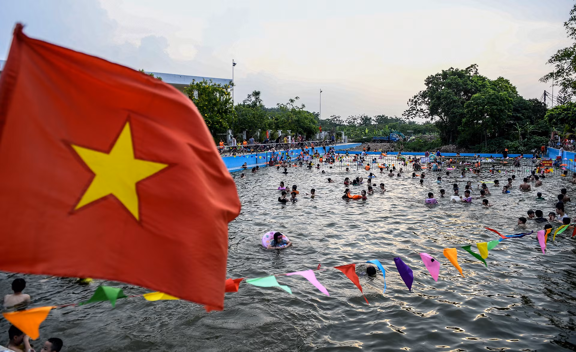 [Ảnh] Biến ao làng thành bể bơi miễn phí cho trẻ