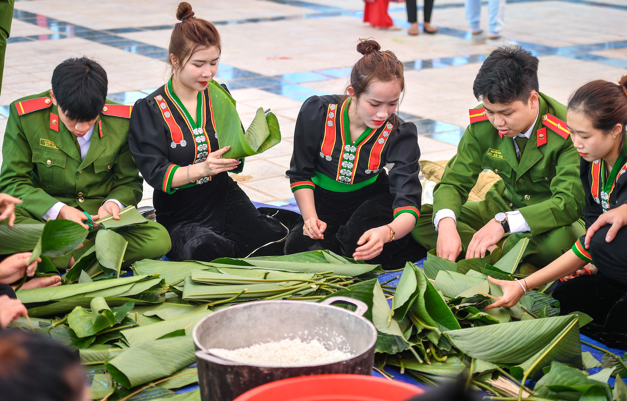 [Ảnh] Những bếp lửa "nghĩa tình" nấu bánh chưng xanh ở Nậm Pồ ảnh 6