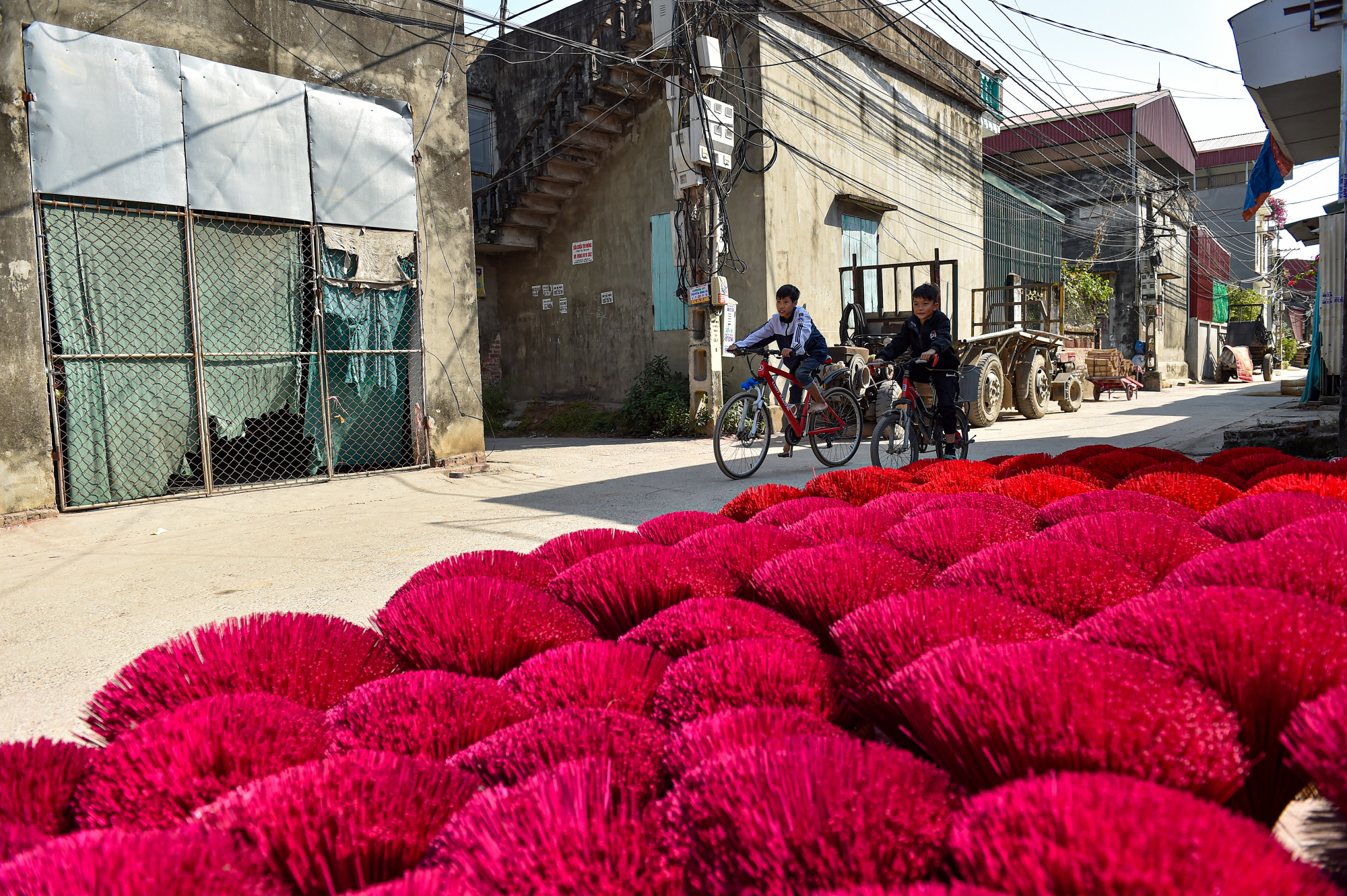 Ngày nay, khi đến làng nghề truyền thống ở Hà Nội này, du khách vừa có thể mua những bó hương về sử dụng, lại vừa có những tấm hình check-in tuyệt đẹp chơi Tết.