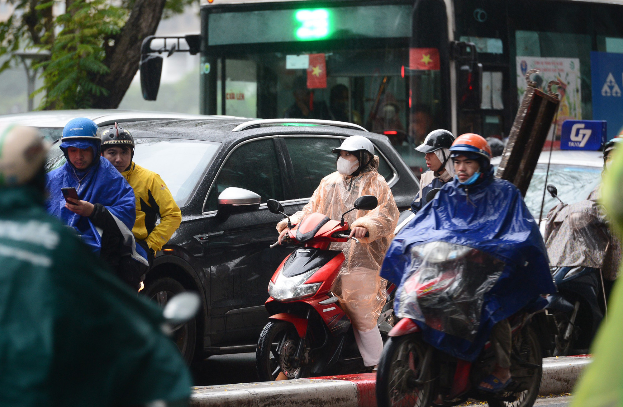 [Ảnh] Hà Nội 12 độ C, người dân chật vật đi làm trong mưa lạnh ảnh 3