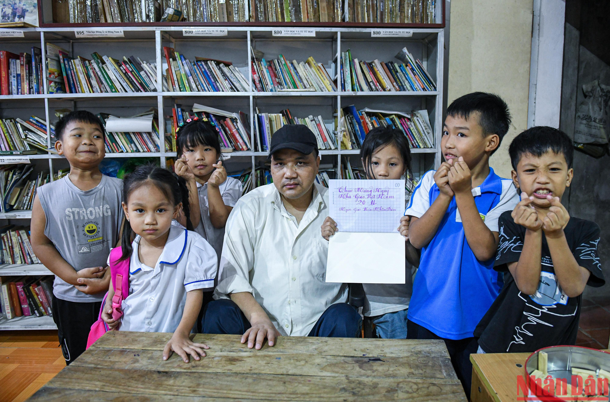 "Người thầy viết chữ bằng miệng" bên các em học sinh với những lời chúc giản dị nhân Ngày Nhà giáo Việt Nam 20/11. (Ảnh: THÀNH ĐẠT)