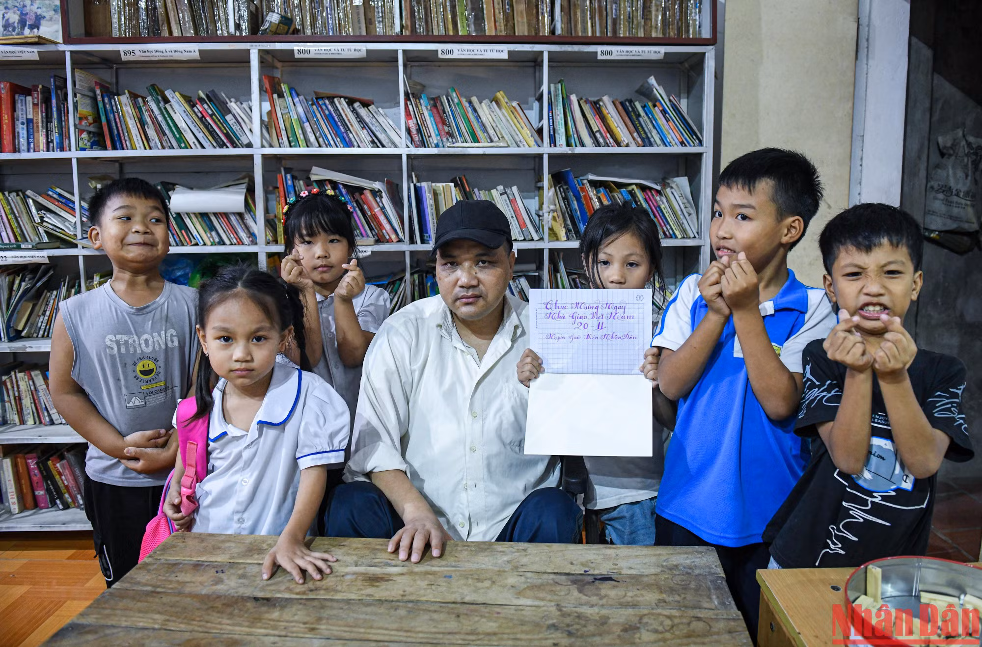 "Người thầy viết chữ bằng miệng" bên các em học sinh với những lời chúc giản dị nhân Ngày Nhà giáo Việt Nam 20/11. (Ảnh: THÀNH ĐẠT)