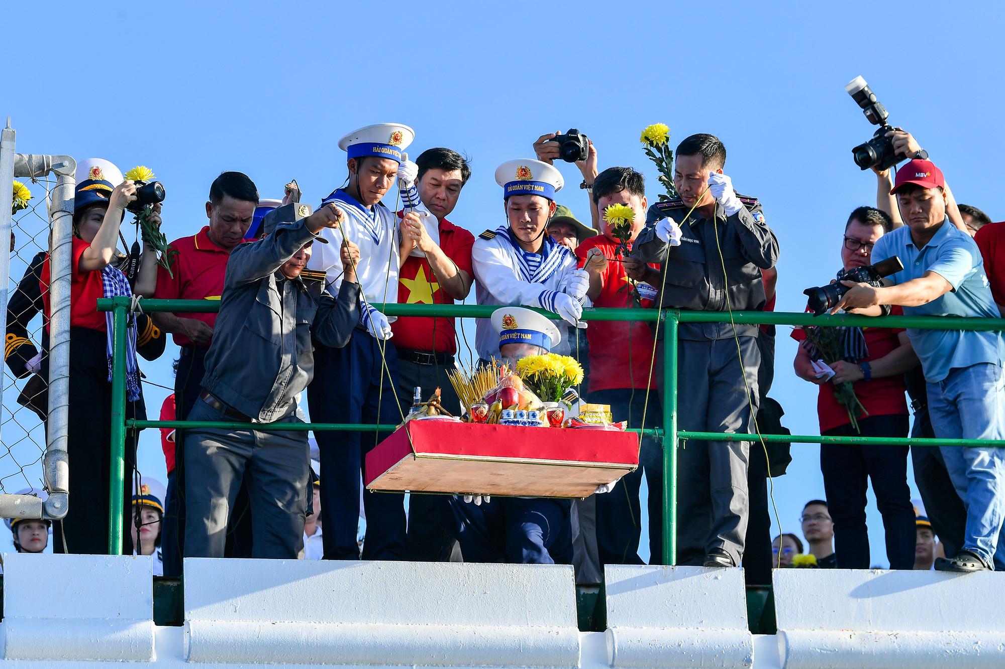 Sau lễ dâng hương, đoàn công tác đã thực hiện nghi lễ thả vòng hoa, lễ vật, cùng những cánh hạc giấy và đèn hoa đăng để tưởng nhớ tới anh linh các anh hùng liệt sĩ.