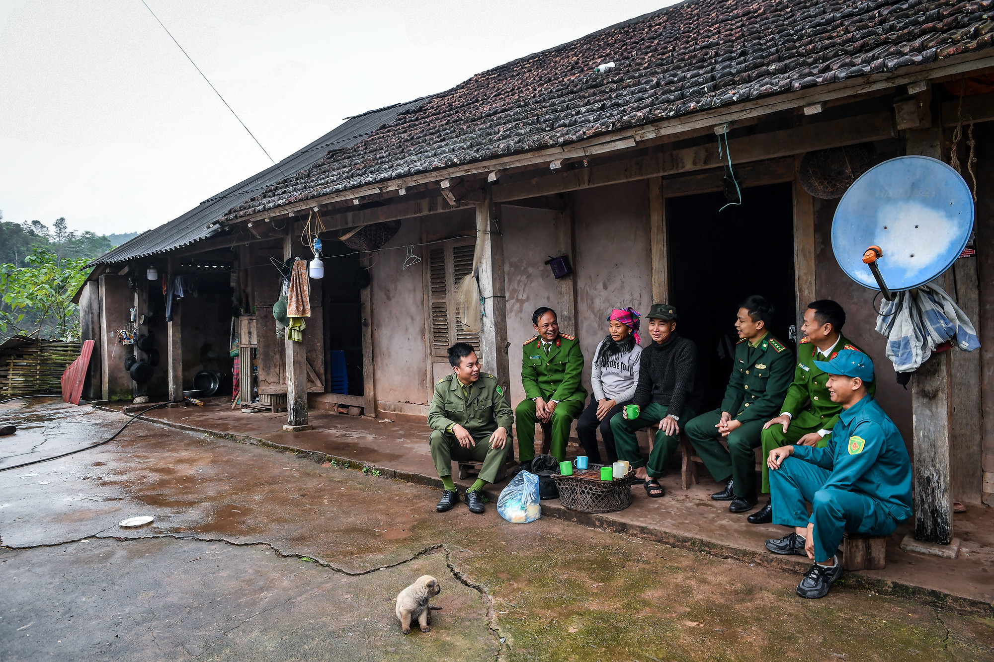 [Ảnh] Một ngày của công an xã nơi cực tây Tổ quốc ảnh 12