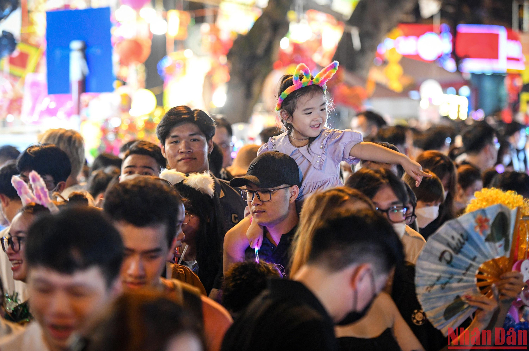 "Con muốn đồ chơi này, con muốn mua cái đèn ông sao kia...", các ông bố chẳng thể làm gì khác giữa dòng người chen nhau chật cứng.