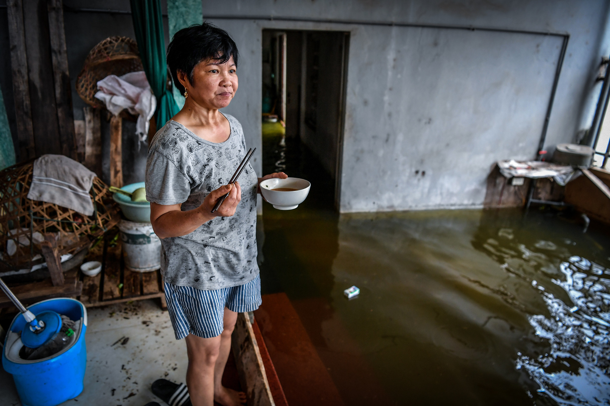 Sinh hoạt của người dân bị đảo lộn vì ngập lụt kéo dài. Sinh hoạt của người dân bị đảo lộn vì ngập lụt kéo dài.
