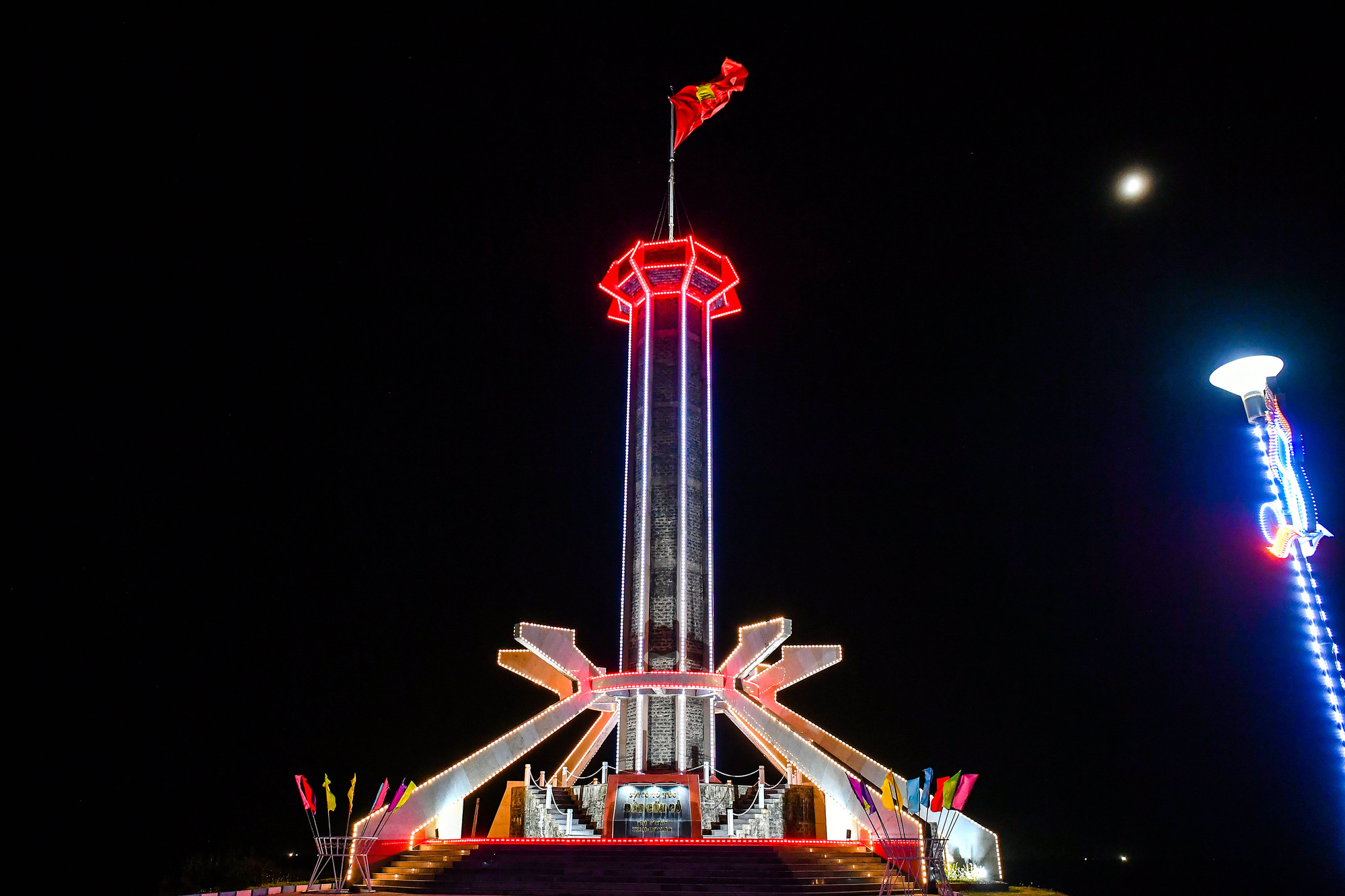 Buổi tối, bạn sẽ dạo bước quanh những con đường khang trang, trong không khí trong lành và được ngắm nhìn cảnh Cồn Cỏ về đêm, vừa bình yên, tĩnh lặng nhưng cũng không kém phần lãng mạn...