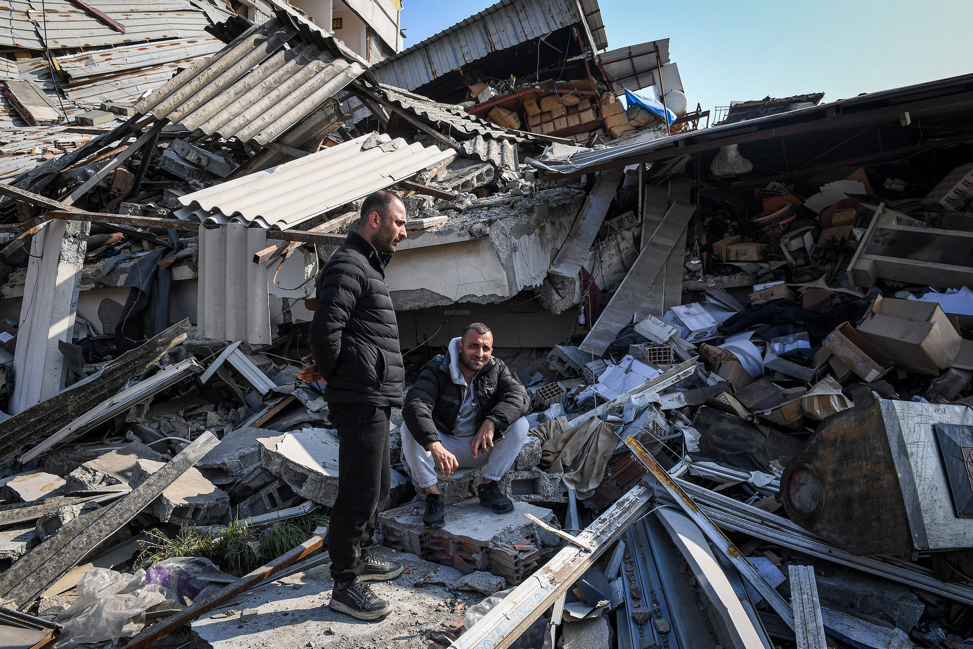 Trò chuyện bên đống đổ nát cũng là chuyện không khó gặp tại Hatay.