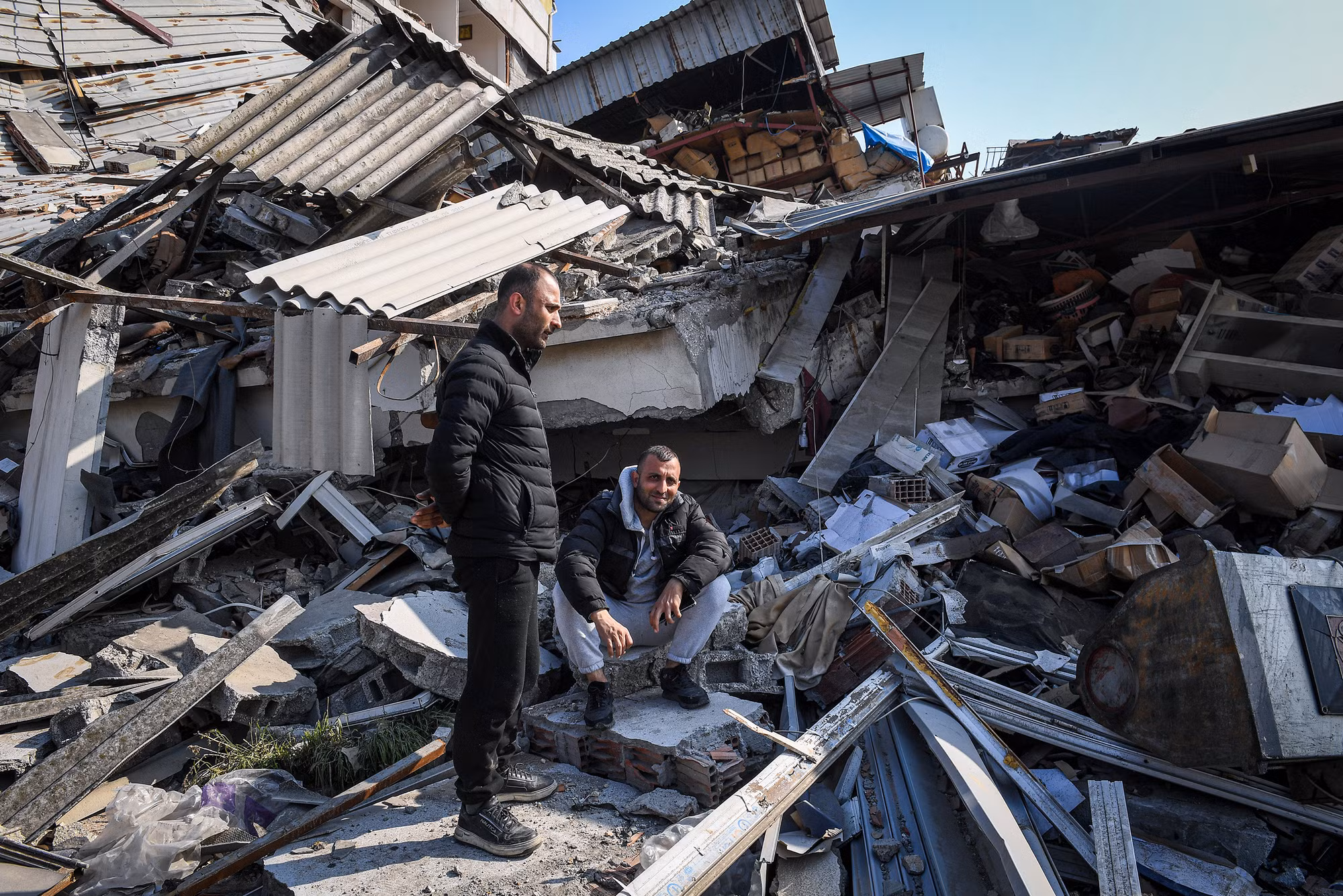 Trò chuyện bên đống đổ nát cũng là chuyện không khó gặp tại Hatay.