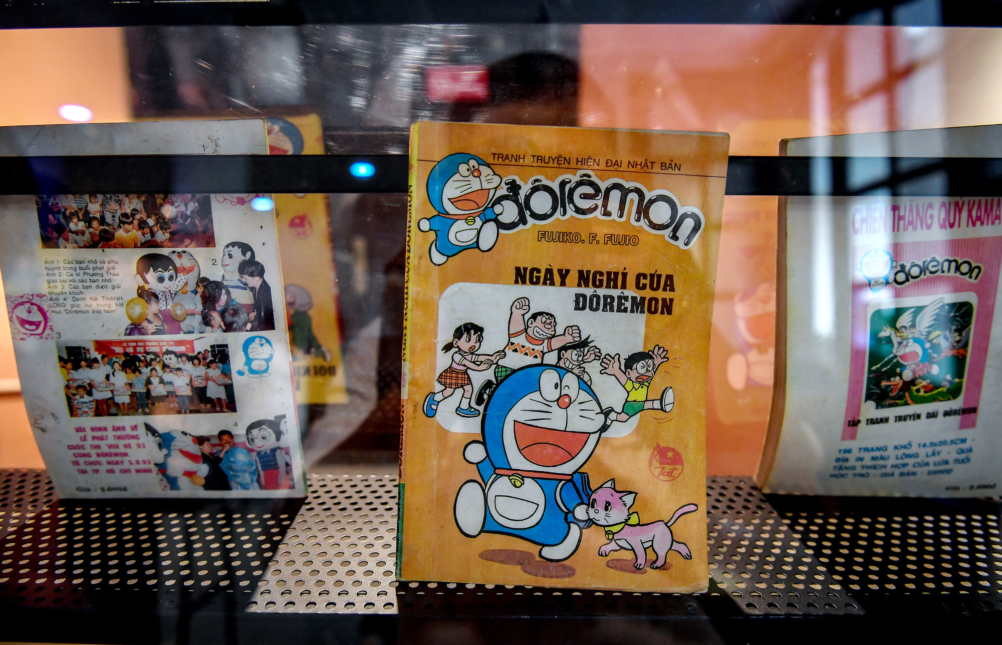 Ấn bản Đôrêmon đầu tiên không bản quyền có hình thức độc nhất vô nhị và nội dung được biên tập lại để phù hợp với tâm tư và nhận thức của bạn đọc trong những năm đầu mở cửa. Ấn bản Đôrêmon đầu tiên không bản quyền có hình thức độc nhất vô nhị và nội dung được biên tập lại để phù hợp với tâm tư và nhận thức của bạn đọc trong những năm đầu mở cửa.