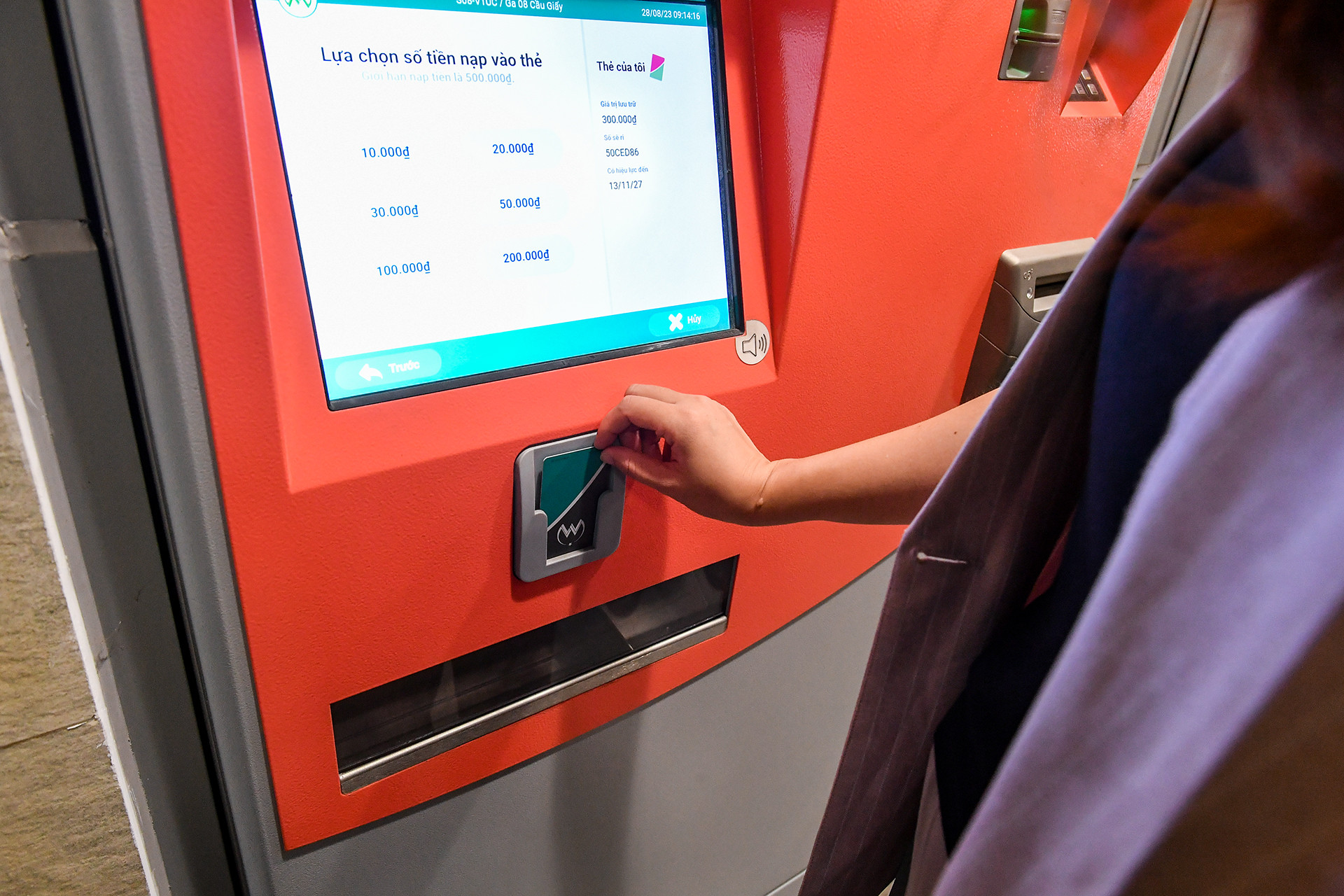 Hành khách có thể sử dụng thẻ từ mua theo tuần, tháng hoặc quý. Ngoài ra cũng có thể dùng token nếu không đi thường xuyên.