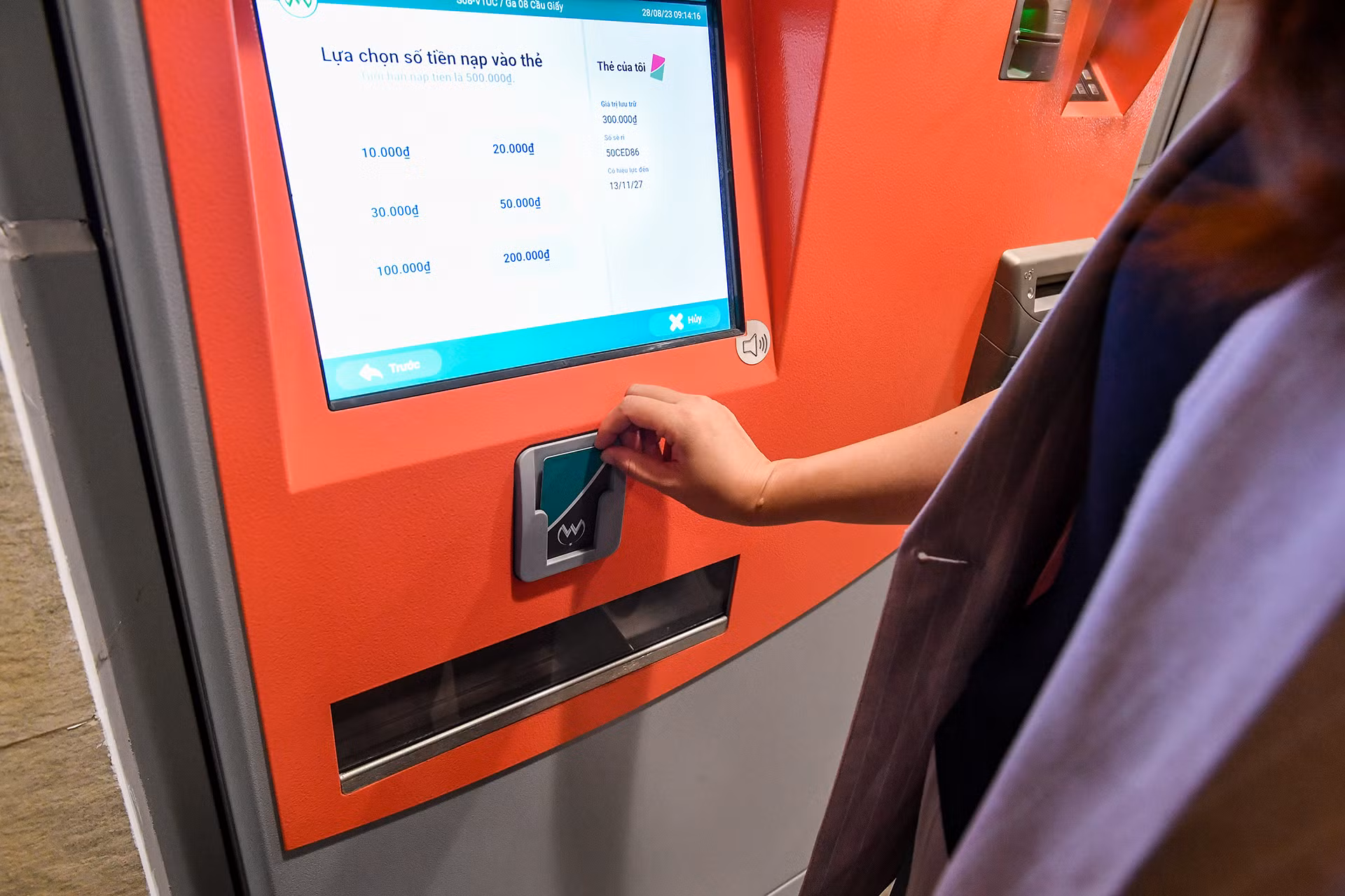 Hành khách có thể sử dụng thẻ từ mua theo tuần, tháng hoặc quý. Ngoài ra cũng có thể dùng token nếu không đi thường xuyên.