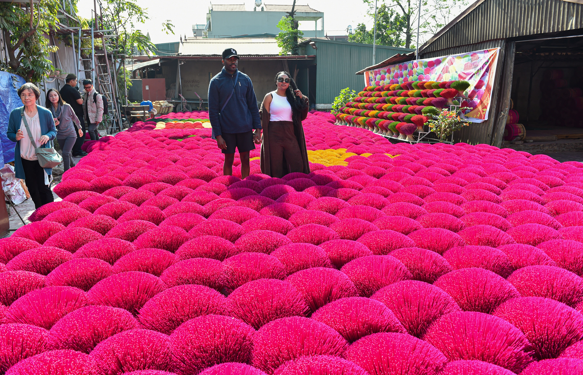 Những ngày này, khách du lịch ngoại quốc từ khắp nơi tìm đến Làng hương Quảng Phú Cầu để tìm hiểu về vẻ đẹp văn hoá cũng như tâm linh này của người Việt Nam.