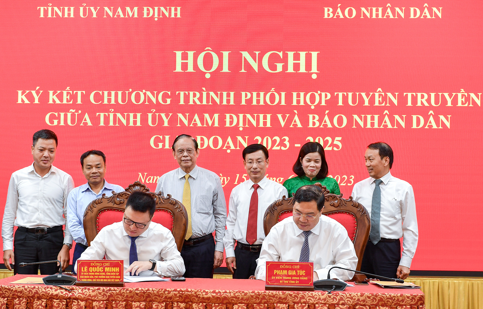 Đồng chí Lê Quốc Minh, Tổng Biên tập Báo Nhân Dân và đồng chí Phạm Gia Túc, Bí thư Tỉnh ủy Nam Định ký kết Chương trình phối hợp tuyên truyền giai đoạn 2023-2025. Đồng chí Lê Quốc Minh, Tổng Biên tập Báo Nhân Dân và đồng chí Phạm Gia Túc, Bí thư Tỉnh ủy Nam Định ký kết Chương trình phối hợp tuyên truyền giai đoạn 2023-2025.