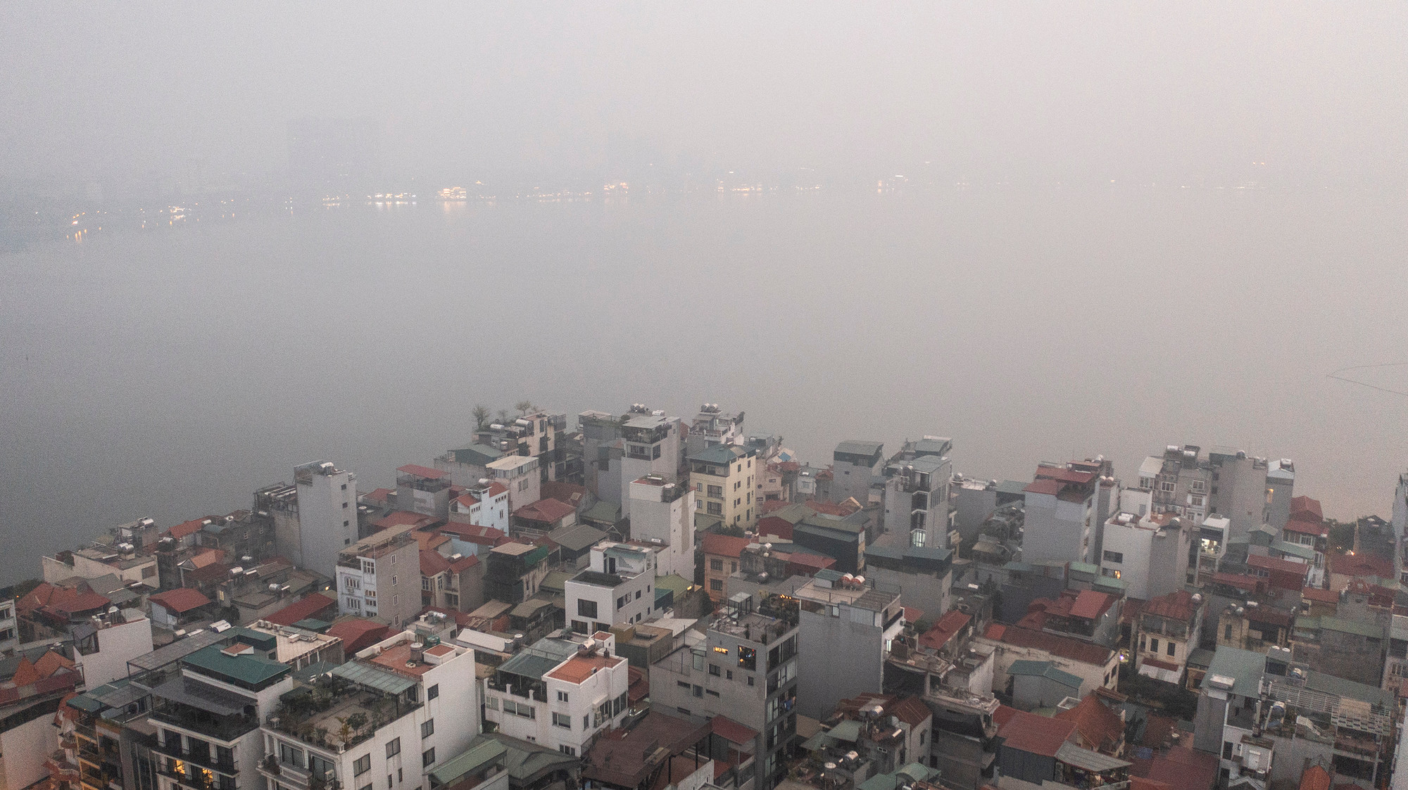 [Ảnh] Thành phố Hà Nội mù sương do ô nhiễm không khí ngày cuối năm ảnh 6