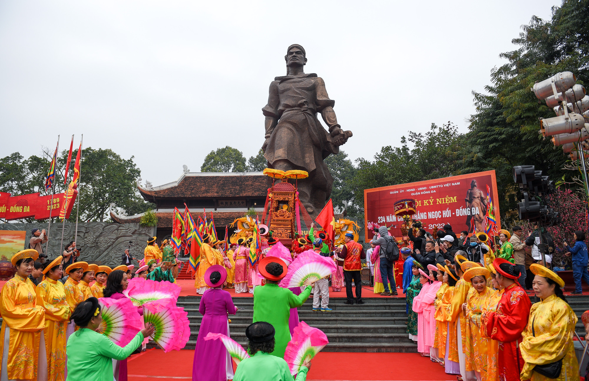 Cuộc đời và sự nghiệp của Hoàng đế Quang Trung đã đóng góp quyết định vào sự nghiệp thống nhất đất nước của triều đại Tây Sơn, chấm dứt cuộc nội chiến phân tranh giữa nhà Trịnh ở phía bắc và nhà Nguyễn ở phía nam kéo dài suốt 2 thế kỷ. (Ảnh: THÀNH ĐẠT)