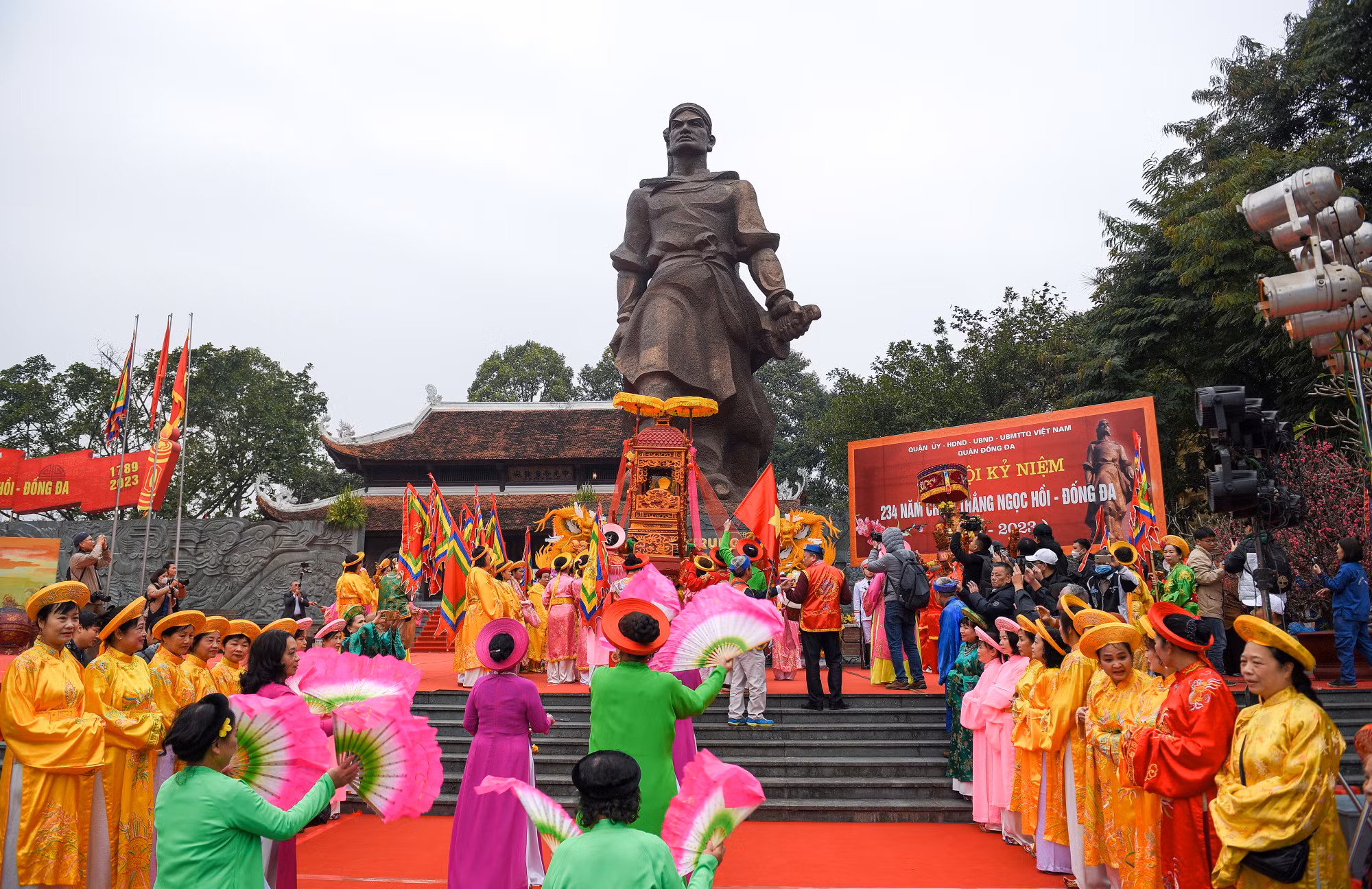 Cuộc đời và sự nghiệp của Hoàng đế Quang Trung đã đóng góp quyết định vào sự nghiệp thống nhất đất nước của triều đại Tây Sơn, chấm dứt cuộc nội chiến phân tranh giữa nhà Trịnh ở phía bắc và nhà Nguyễn ở phía nam kéo dài suốt 2 thế kỷ. (Ảnh: THÀNH ĐẠT)