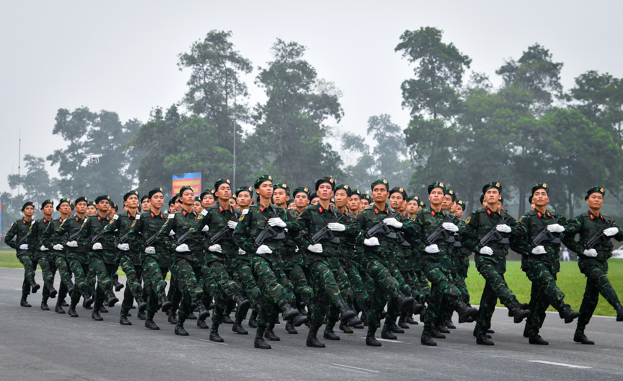 [Ảnh] Hợp luyện diễu binh, diễu hành kỷ niệm 70 năm Chiến thắng Điện Biên Phủ ảnh 7