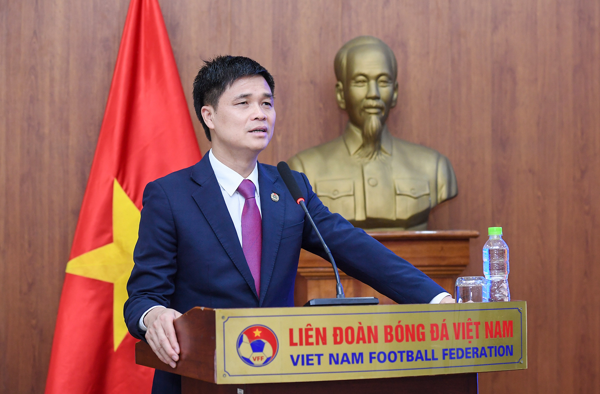 Ông Ngọ Duy Hiểu, Phó Chủ tịch Tổng Liên đoàn Lao động Việt Nam, Chủ tịch Công đoàn Viên chức Việt Nam cũng bày tỏ vui mừng và tự hào về thành tích mà Đoàn Thể thao Việt Nam nói chung và Đội tuyển nữ Việt Nam cùng vận động viên Nguyễn Thị Oanh nói riêng. “Các cầu thủ, vận động viên đã khổ luyện vượt qua khó khăn. Trên tư cách đoàn viên Công đoàn, các bạn đã thể hiện xuất sắc, ý chí lao động bền bỉ. HLV Mai Đức Chung cũng đã truyền cảm hứng nhiều cho đội ngũ công chức, viên chức trong nhiệm vụ của mình. Chúng tôi xin trân trọng cảm ơn, ghi nhận nỗ lực đem về vinh quang cho thể thao nước nhà của vận động viên Nguyễn Thị Oanh và Đội tuyển nữ Việt Nam” Ông Ngọ Duy Hiểu, Phó Chủ tịch Tổng Liên đoàn Lao động Việt Nam, Chủ tịch Công đoàn Viên chức Việt Nam cũng bày tỏ vui mừng và tự hào về thành tích mà Đoàn Thể thao Việt Nam nói chung và Đội tuyển nữ Việt Nam cùng vận động viên Nguyễn Thị Oanh nói riêng. “Các cầu thủ, vận động viên đã khổ luyện vượt qua khó khăn. Trên tư cách đoàn viên Công đoàn, các bạn đã thể hiện xuất sắc, ý chí lao động bền bỉ. HLV Mai Đức Chung cũng đã truyền cảm hứng nhiều cho đội ngũ công chức, viên chức trong nhiệm vụ của mình. Chúng tôi xin trân trọng cảm ơn, ghi nhận nỗ lực đem về vinh quang cho thể thao nước nhà của vận động viên Nguyễn Thị Oanh và Đội tuyển nữ Việt Nam”