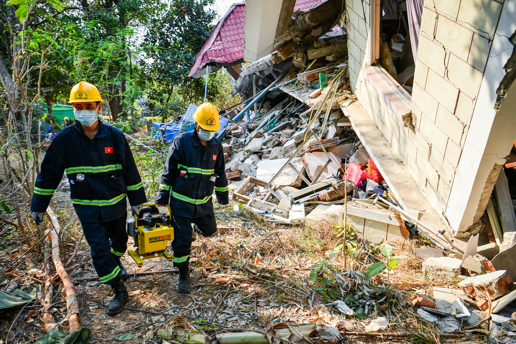 [Ảnh] Người thân nạn nhân vụ động đất ở Myanmar xúc động và biết ơn đoàn cứu nạn, cứu hộ Bộ Quốc phòng Việt Nam ảnh 1