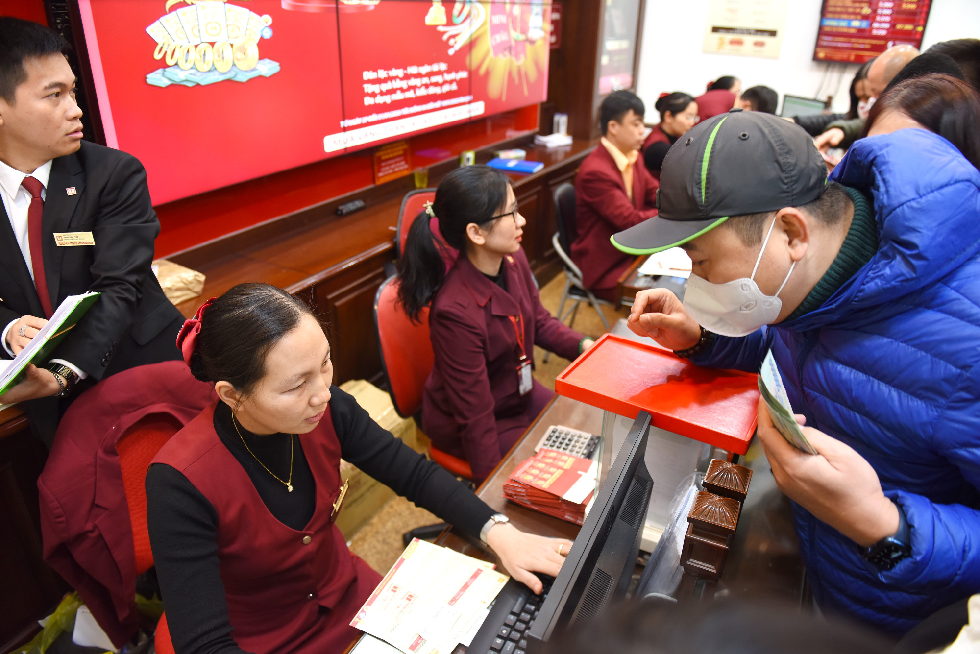 "Năm nào, vào ngày này, tôi cũng dành thời gian để mua 1-2 chỉ vàng để mong năm mới có nhiều may mắn, tài lộc", một khách hàng tại Cầu Giấy chia sẻ.