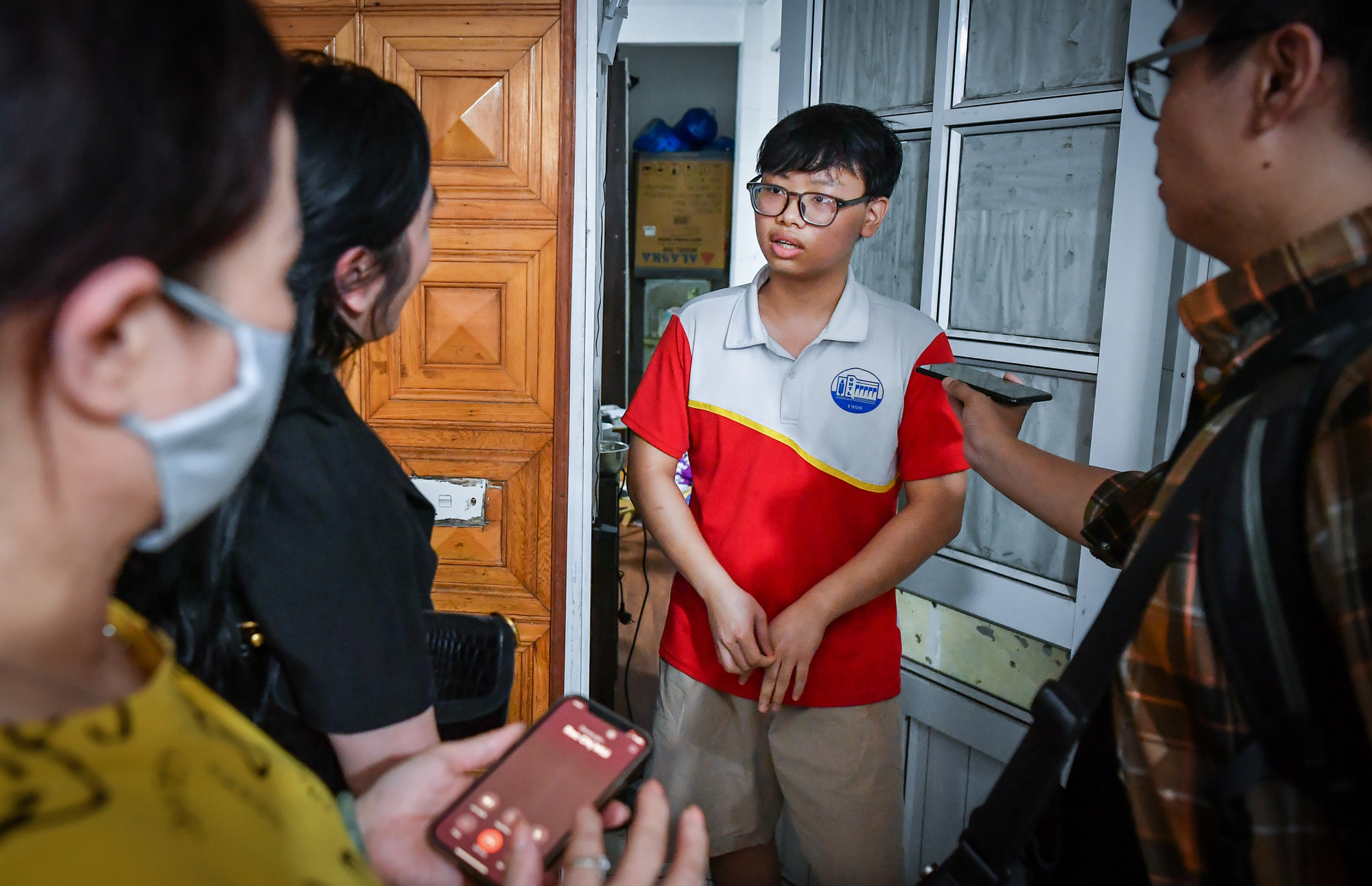 Tổ công tác tiến hành tuyên truyền về kiến thức phòng cháy, chữa cháy cho khách thuê trọ. Tổ công tác tiến hành tuyên truyền về kiến thức phòng cháy, chữa cháy cho khách thuê trọ.