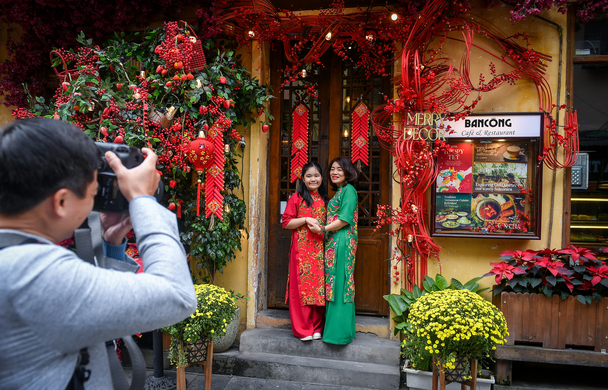 [Ảnh] Người Hà Nội rộn ràng du xuân ảnh 17