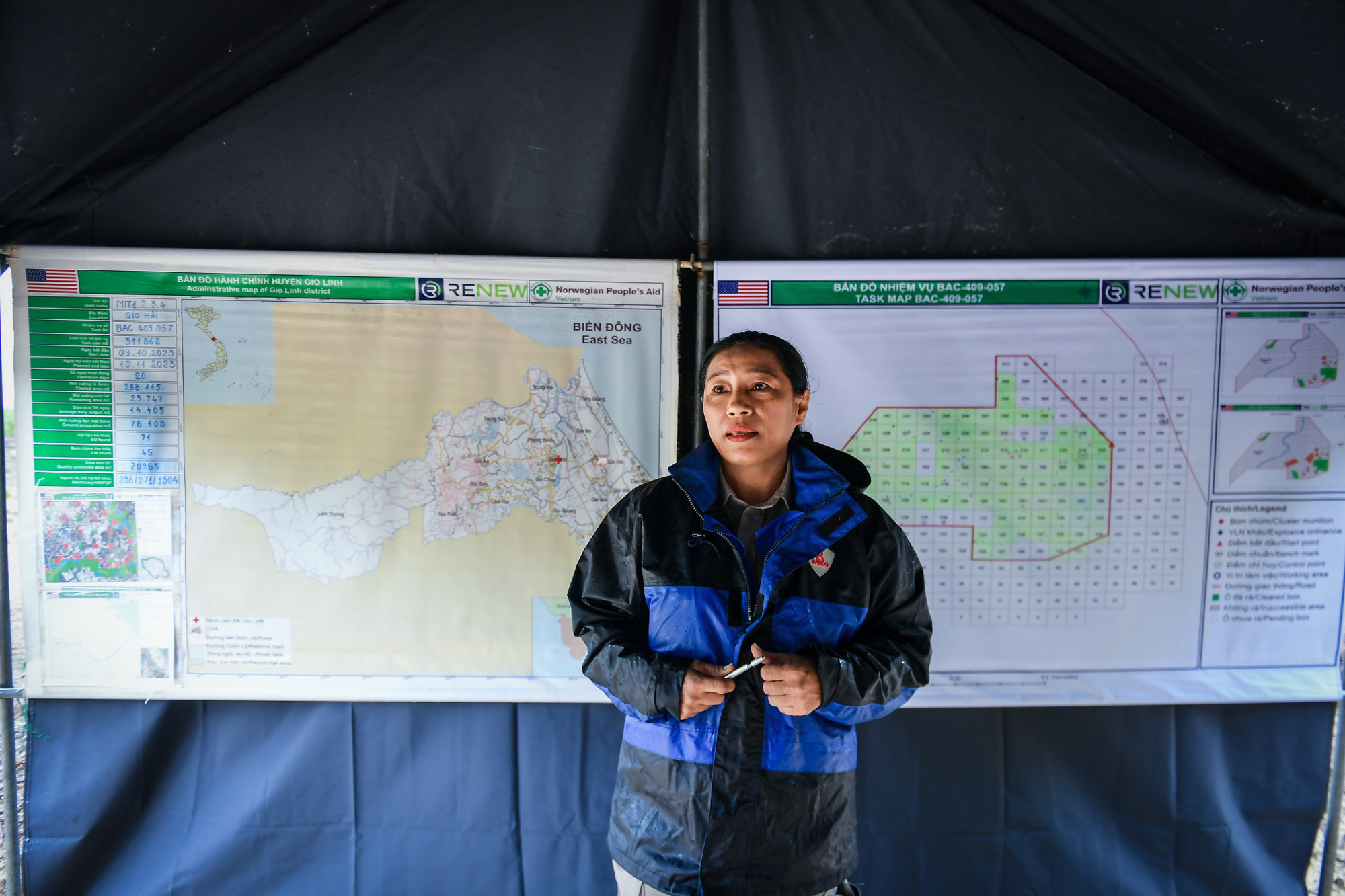 Tính tới thời điểm hiện tại, NPA có khoảng 300 nhân sự đang làm việc tại Quảng Trị trong lĩnh vực rà phá bom mìn. Đặc biệt, trong số này có 2 đội 100% thành viên là nữ, gồm Đội rà phá hiện trường (15 thành viên) và Đội xử lý bom mìn lưu động (6 thành viên). Trong ảnh, chị Nguyễn Thị Hải Vân, Đội trưởng Đội rà phá hiện trường đang giới thiệu từng khu vực rà phá tại xã Gio Hải, Gio Linh, Quảng Trị.