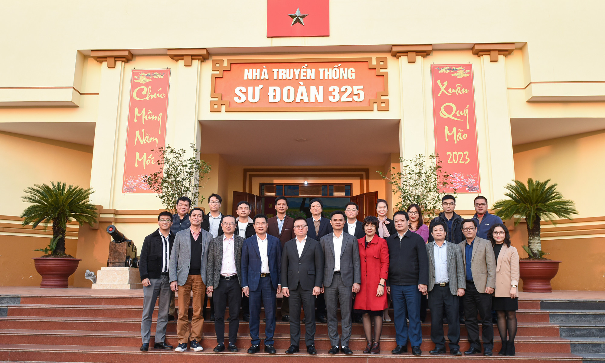 Đồng chí Lê Quốc Minh, Tổng Biên tập Báo Nhân Dân cùng các đại biểu chụp ảnh lưu niệm tại Nhà truyền thống Sư đoàn 325. Đồng chí Lê Quốc Minh, Tổng Biên tập Báo Nhân Dân cùng các đại biểu chụp ảnh lưu niệm tại Nhà truyền thống Sư đoàn 325.