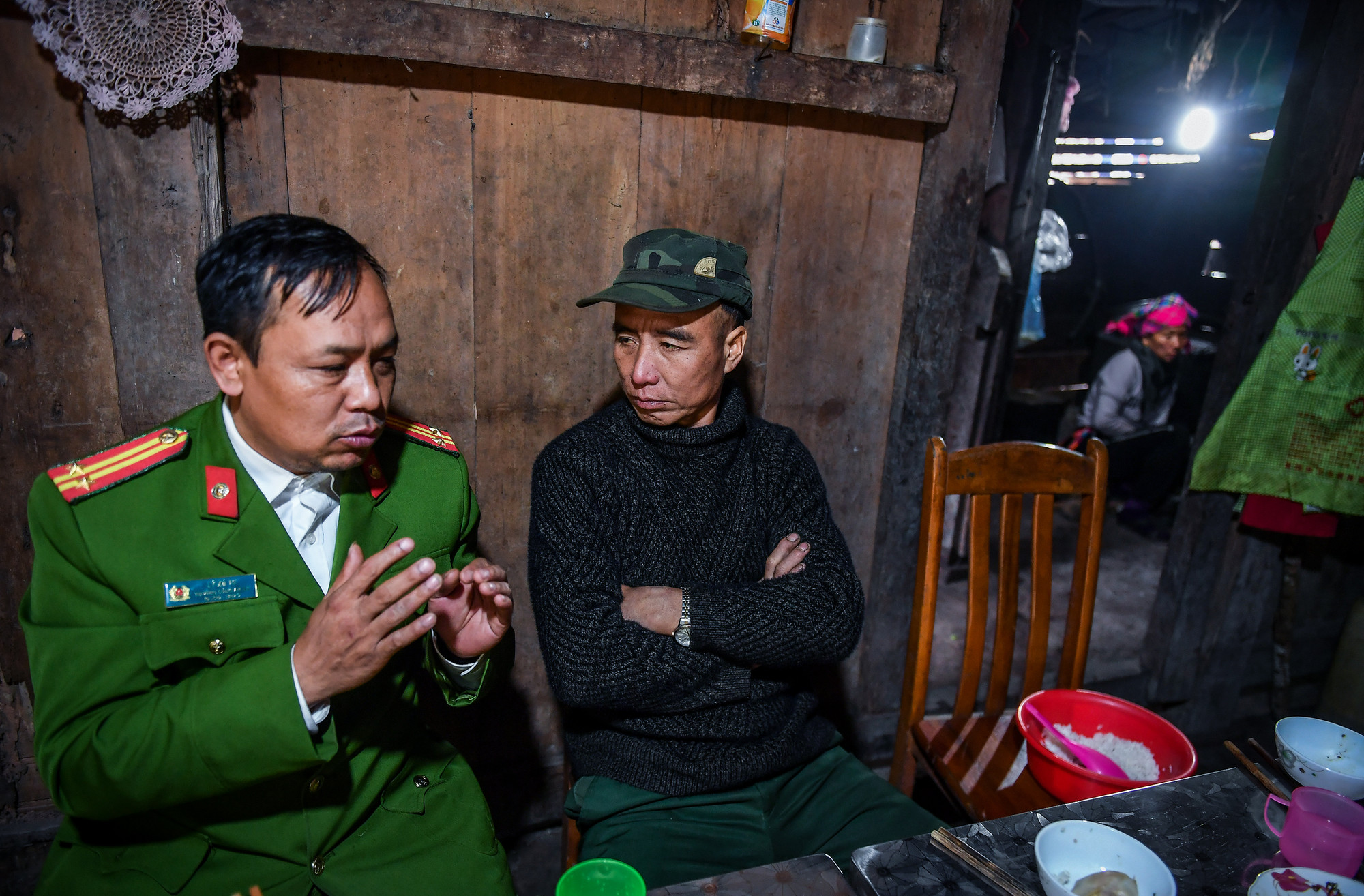 Những ngày giáp Tết, trưởng công an xã Lý Xú Tư thường xuống bản để nắm tâm tư, tình cảm của bà con. Những bữa cơm ấm nghĩa tình được bày ra ngay tại căn nhà giản dị.