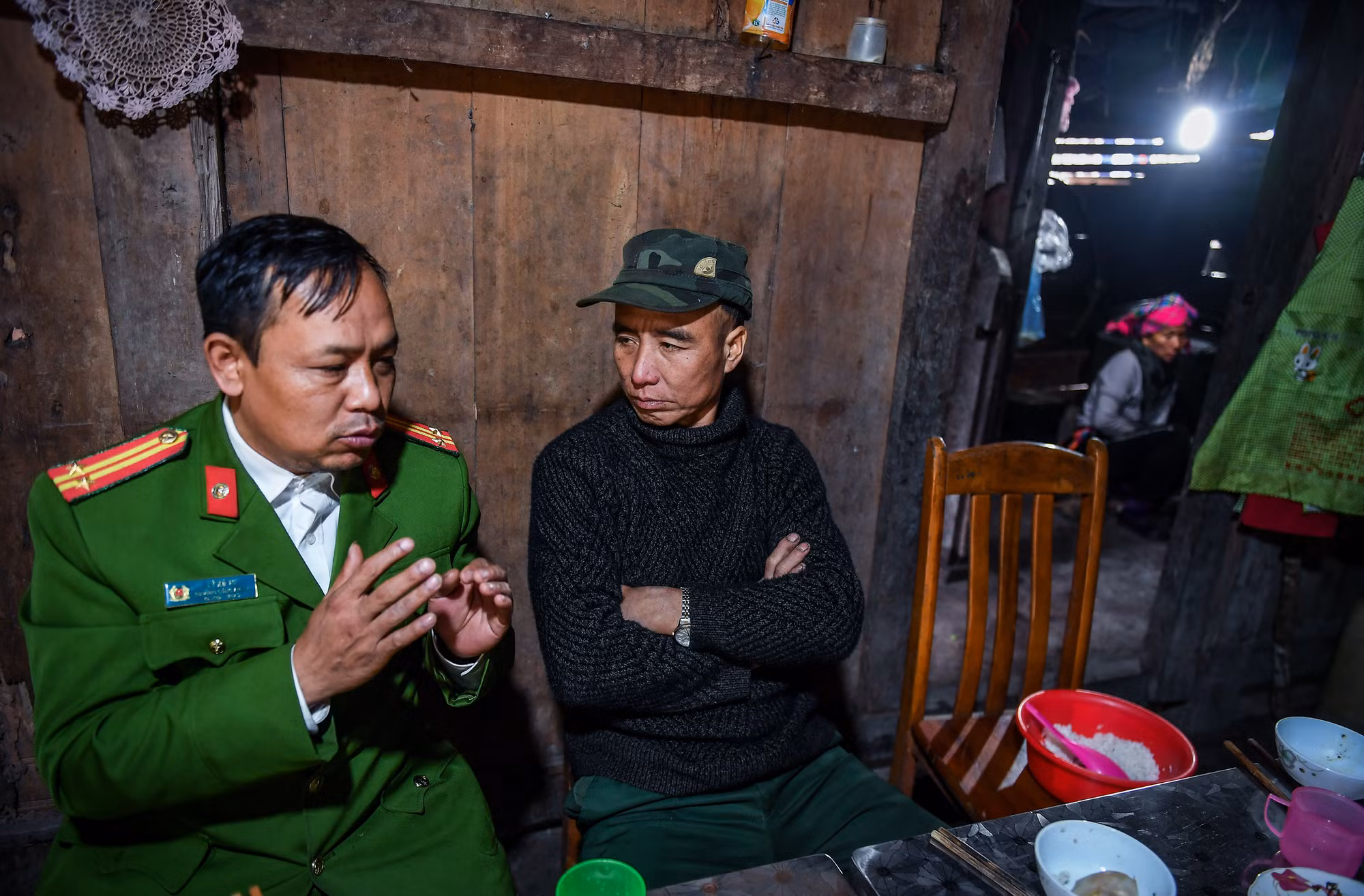 Những ngày giáp Tết, trưởng công an xã Lý Xú Tư thường xuống bản để nắm tâm tư, tình cảm của bà con. Những bữa cơm ấm nghĩa tình được bày ra ngay tại căn nhà giản dị.