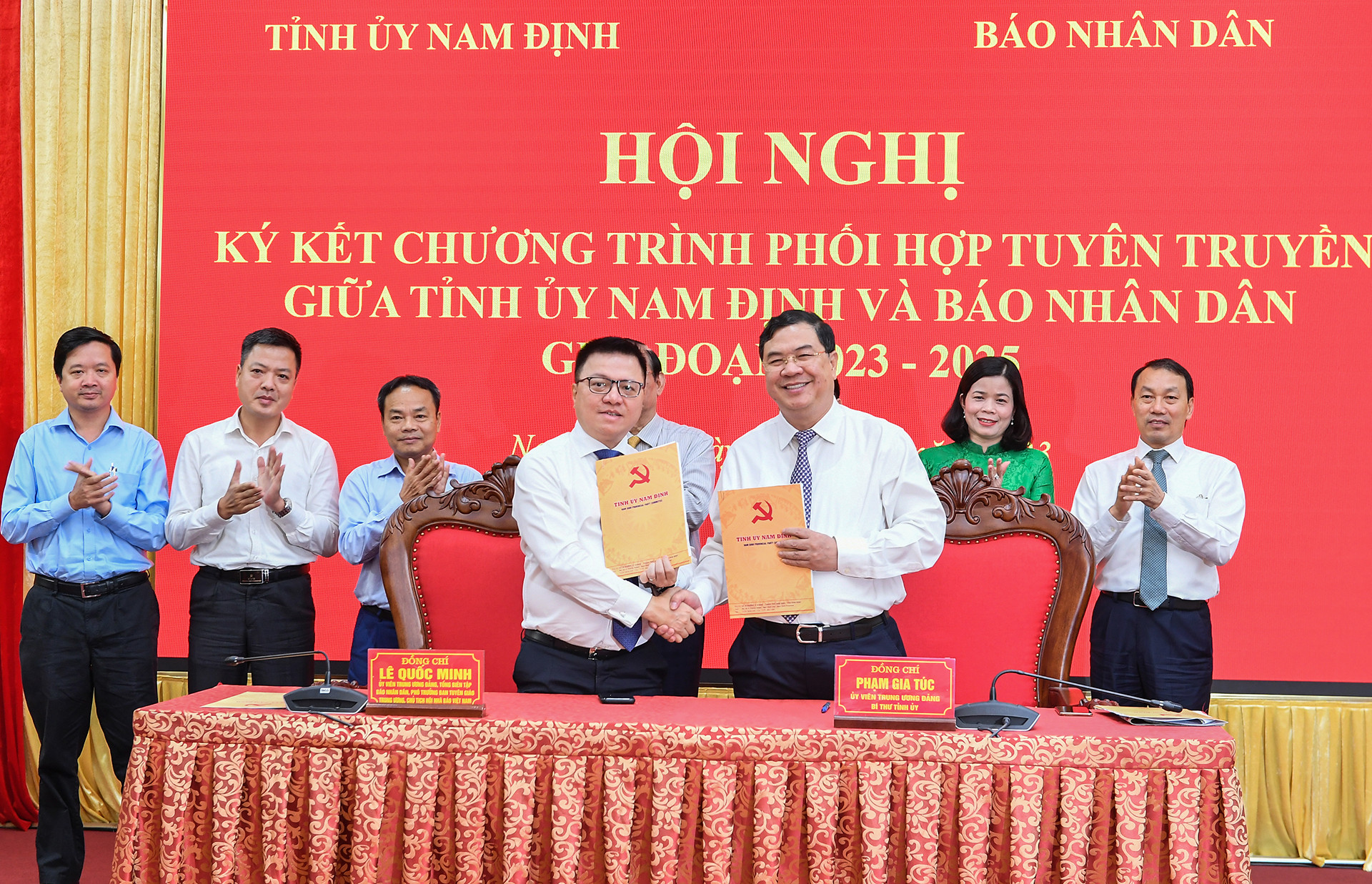 Báo Nhân Dân và Tỉnh ủy Nam Định sẽ nâng cao chất lượng và hiệu quả công tác phối hợp nhằm giúp hai bên hoàn thành tốt chức năng, nhiệm vụ chính trị, đáp ứng yêu cầu trong tình hình mới; tăng cường thông tin, tuyên truyền, quảng bá toàn diện hình ảnh của tỉnh Nam Định trên các ấn phẩm của Báo Nhân Dân. Báo Nhân Dân và Tỉnh ủy Nam Định sẽ nâng cao chất lượng và hiệu quả công tác phối hợp nhằm giúp hai bên hoàn thành tốt chức năng, nhiệm vụ chính trị, đáp ứng yêu cầu trong tình hình mới; tăng cường thông tin, tuyên truyền, quảng bá toàn diện hình ảnh của tỉnh Nam Định trên các ấn phẩm của Báo Nhân Dân.