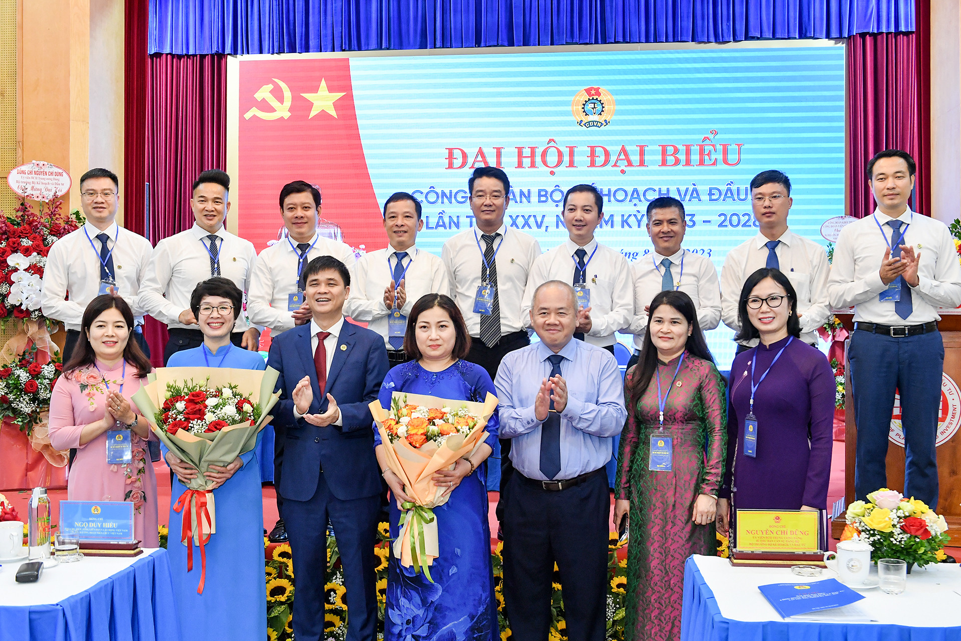Các thành viên Ban Chấp hành Công đoàn Bộ Kế hoạch và Đầu tư khóa XXV, nhiệm kỳ 2023-2028 ra mắt Đại hội.