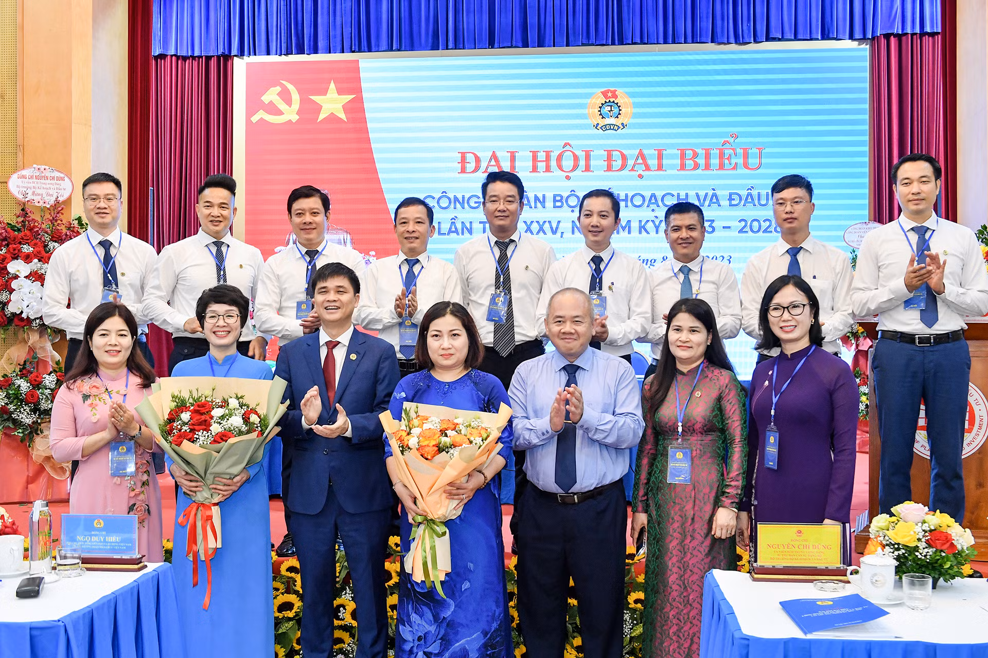 Các thành viên Ban Chấp hành Công đoàn Bộ Kế hoạch và Đầu tư khóa XXV, nhiệm kỳ 2023-2028 ra mắt Đại hội.